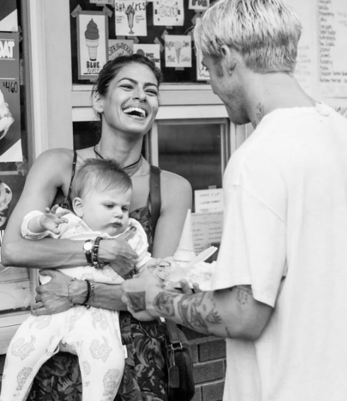 Ryan Gosling et Eva Mendes avec leur enfant | Source : Instagram.com/Evamendes