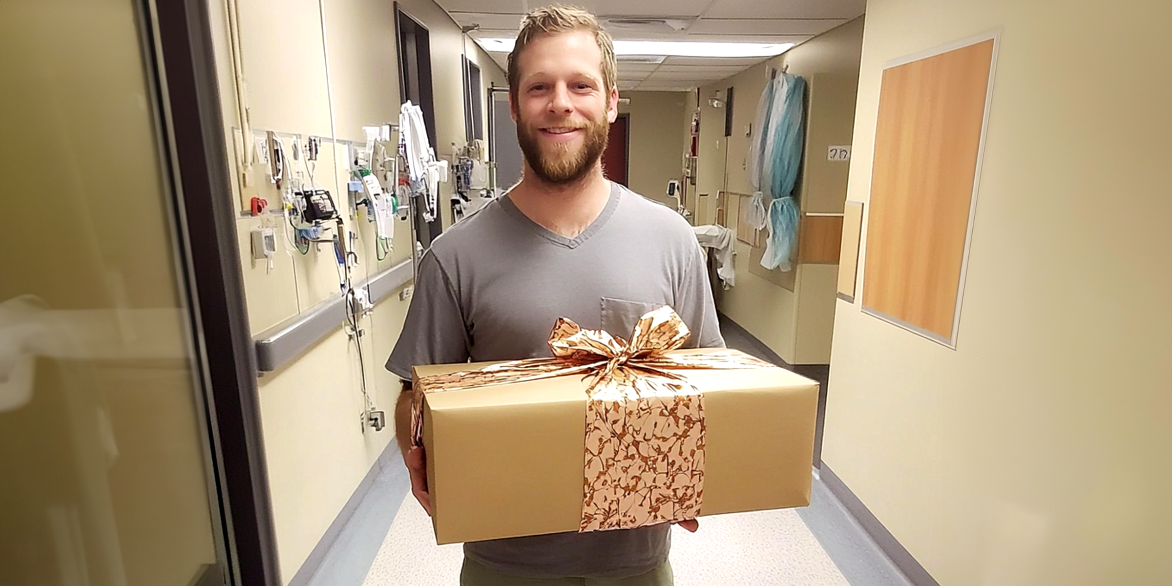 Un homme debout dans un hôpital tenant un cadeau | Source : Amomama