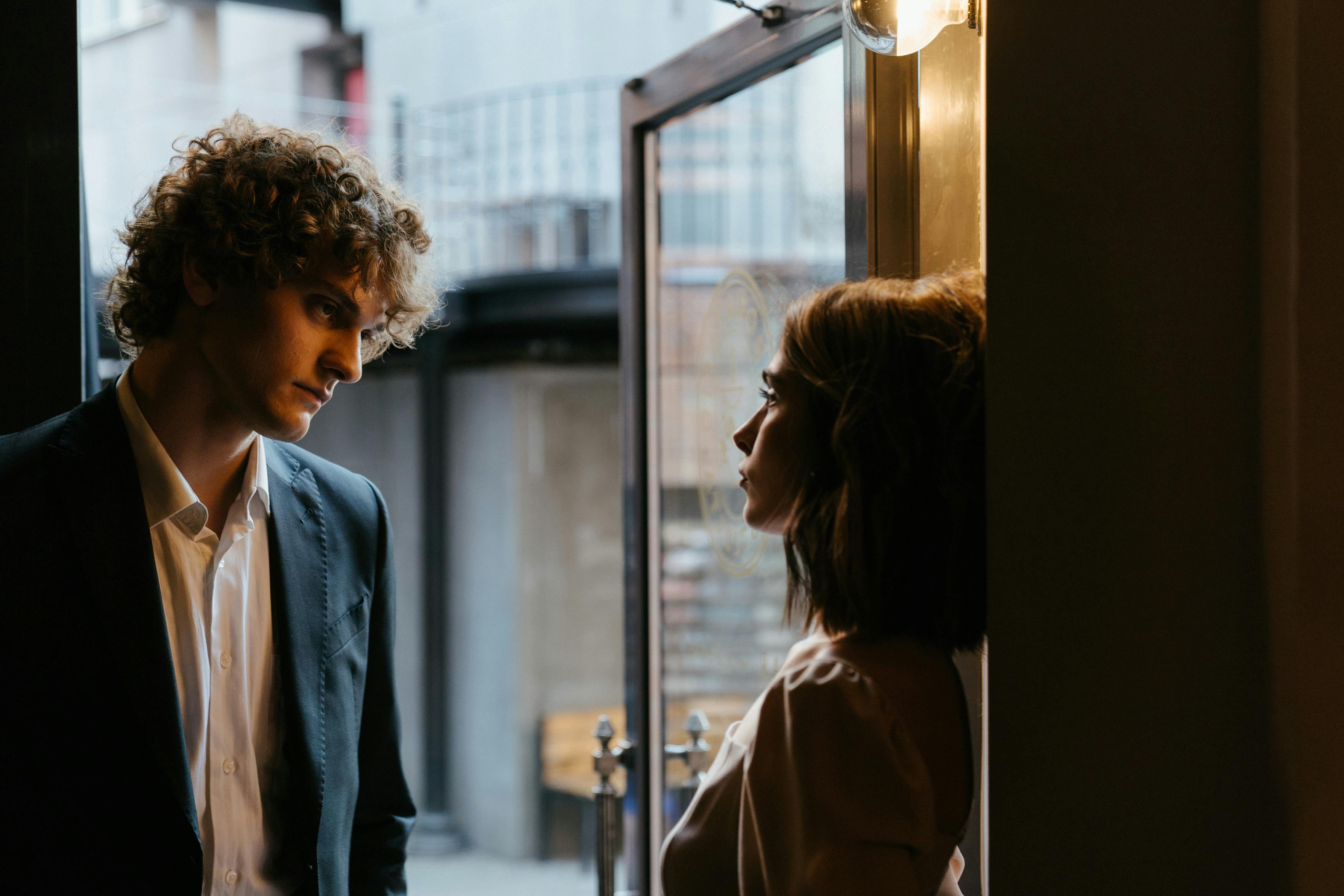 Un couple ayant une conversation sérieuse | Source : Pexels