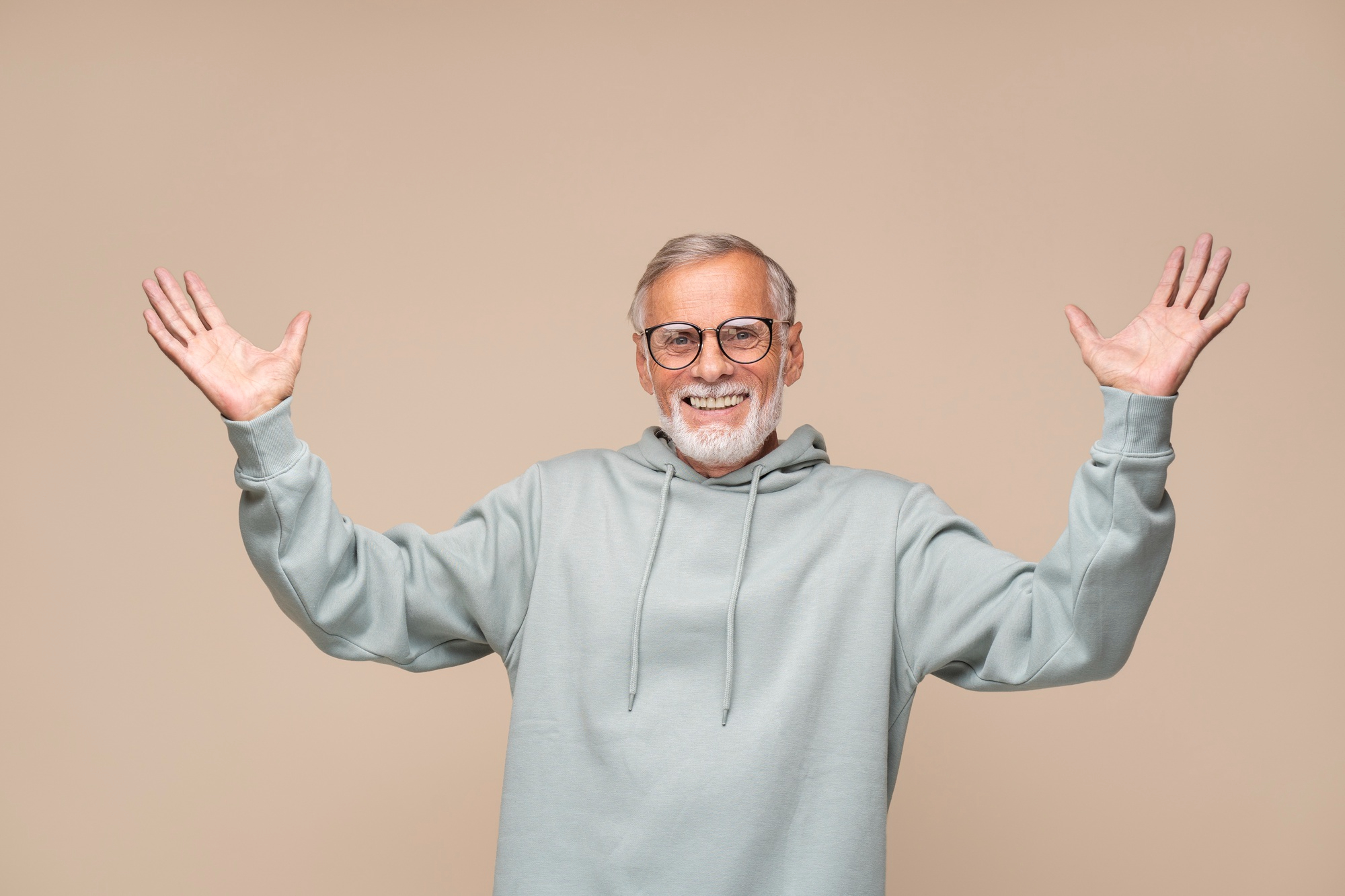 Un homme heureux présente quelque chose à quelqu'un | Source : Freepik