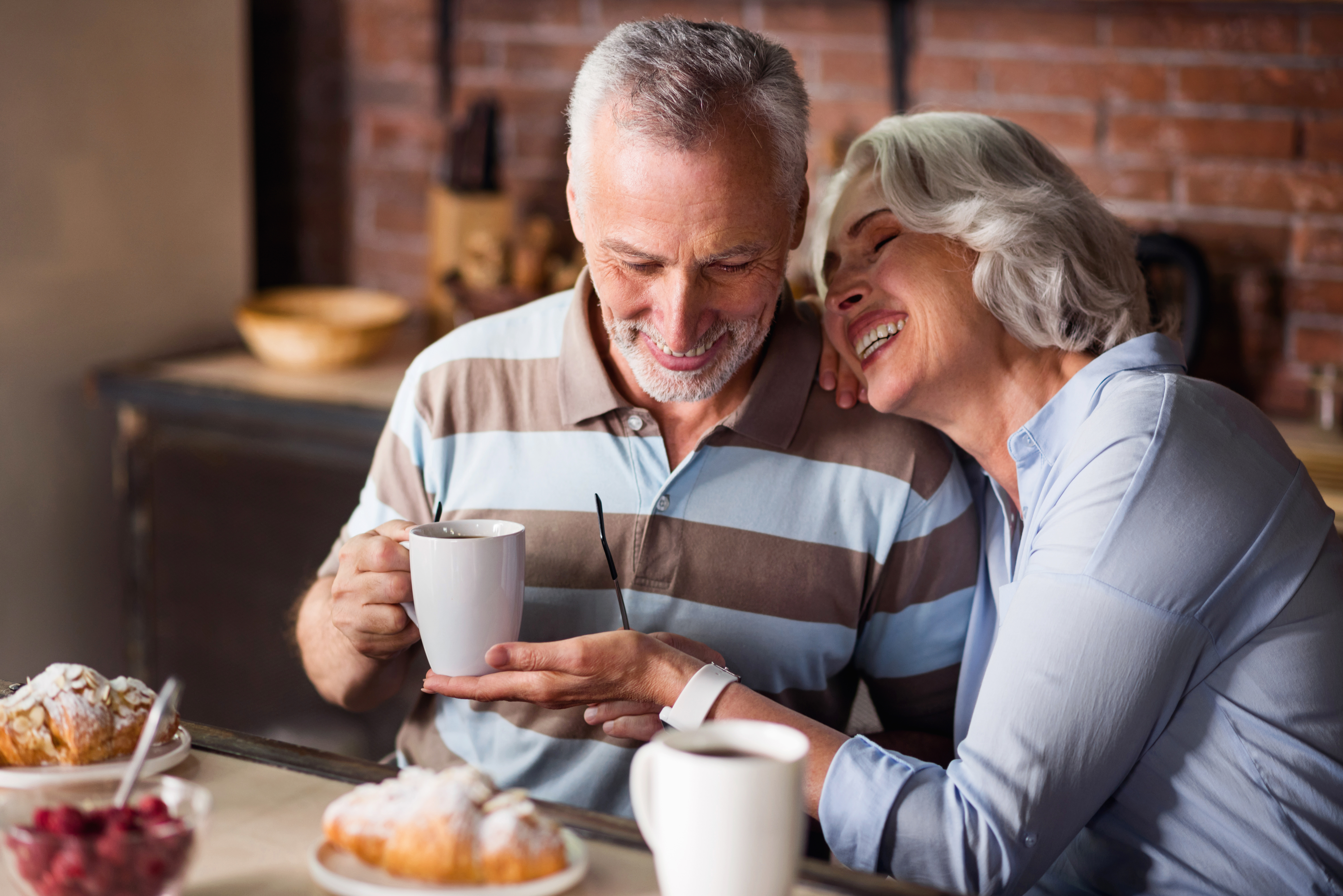 Un couple de personnes âgées prenant un café | Source : Shutterstock