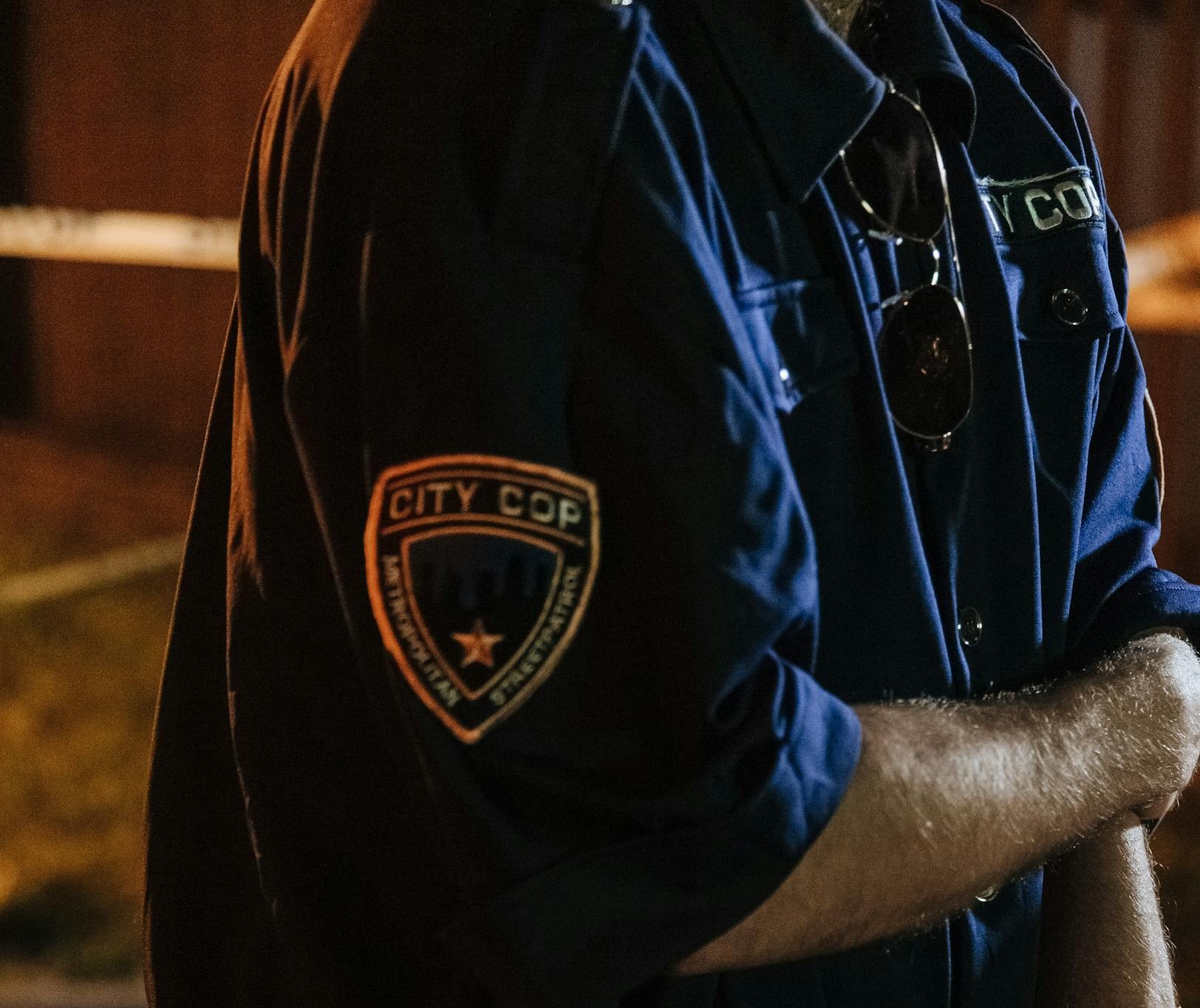 Photo recadrée d'un policier | Source : Pexels