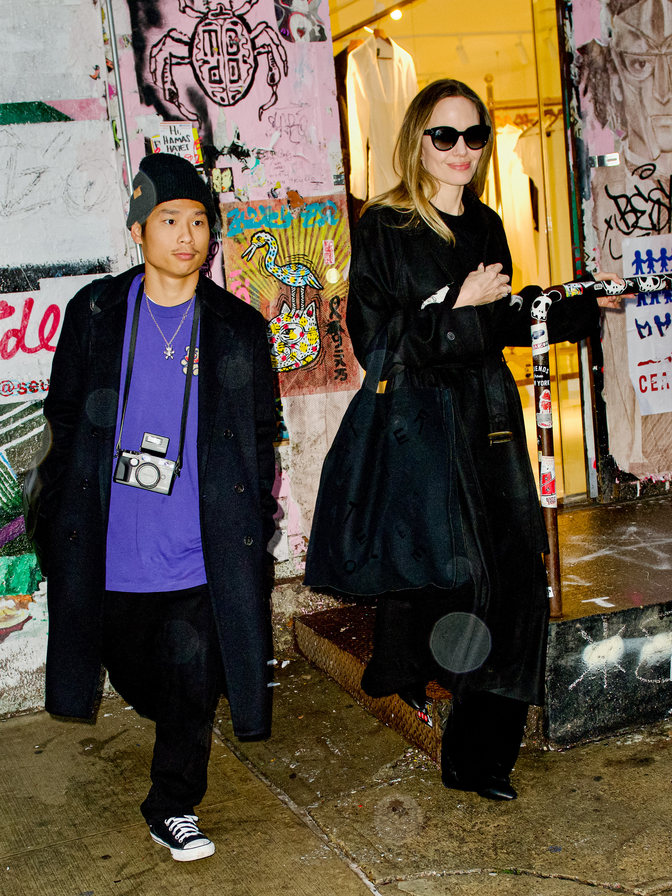 Pax Jolie-Pitt et Angelina Jolie aperçus le 28 décembre 2023, à New York. | Source : Getty Images