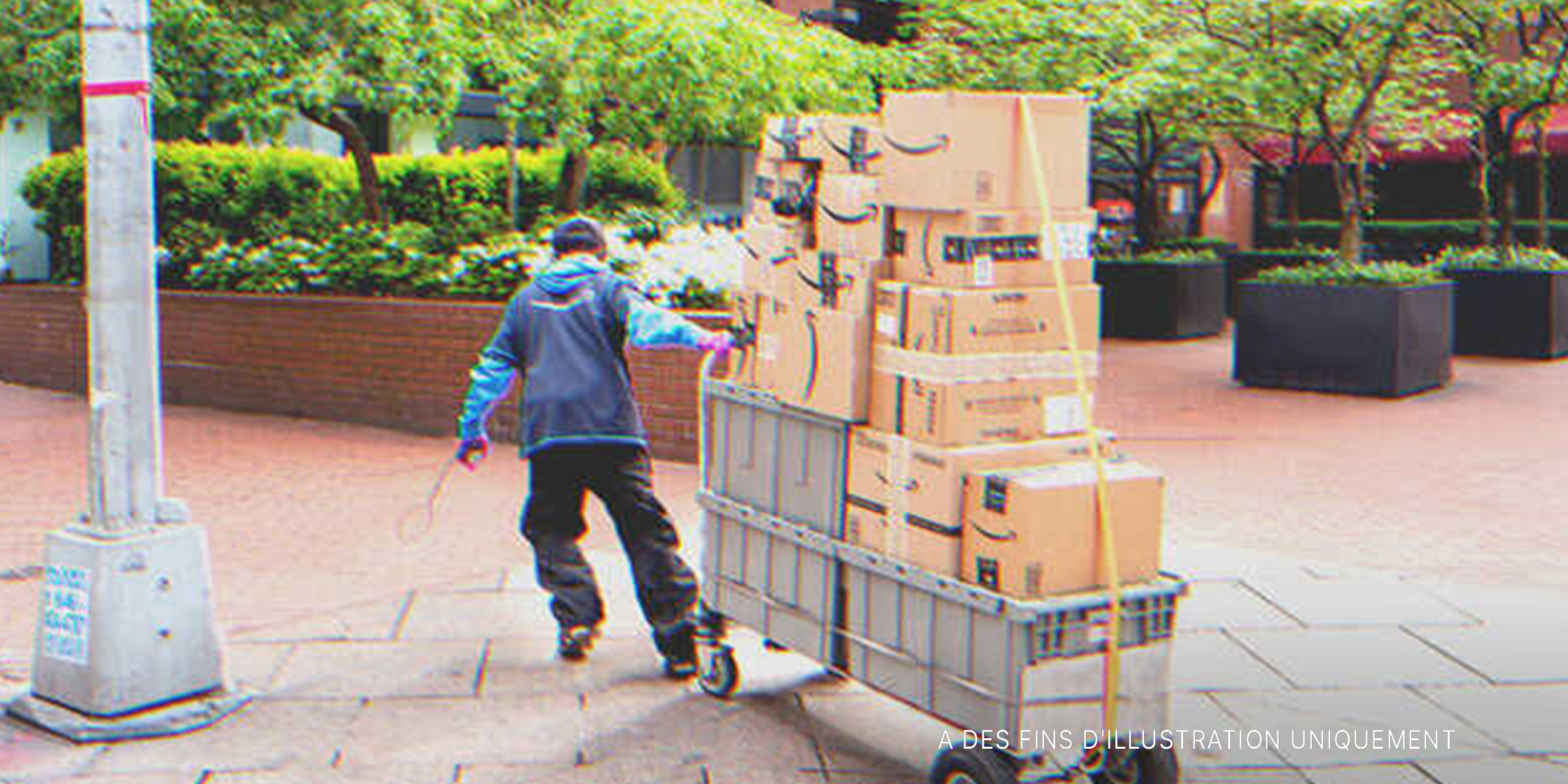 Homme transportant des cartons. | Source : Shutterstock