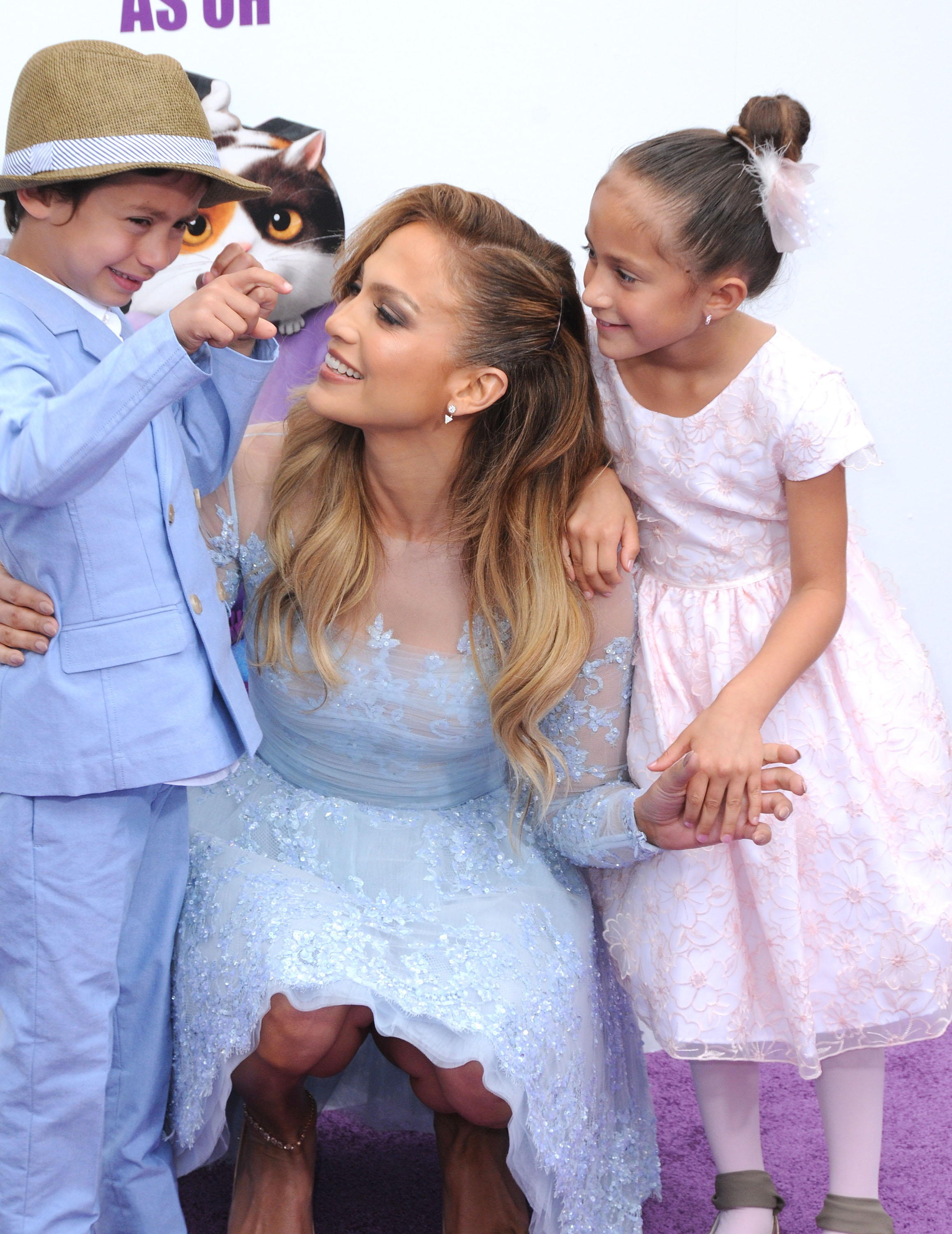 Jennifer Lopez, accompagnée de son fils Maximillian David Muniz et de sa fille Emme Maribel Muniz, assiste à la première du film "Home" de Twentieth Century Fox et Dreamworks Animation, le 22 mars 2015, à Westwood, en Californie | Source : Getty Images