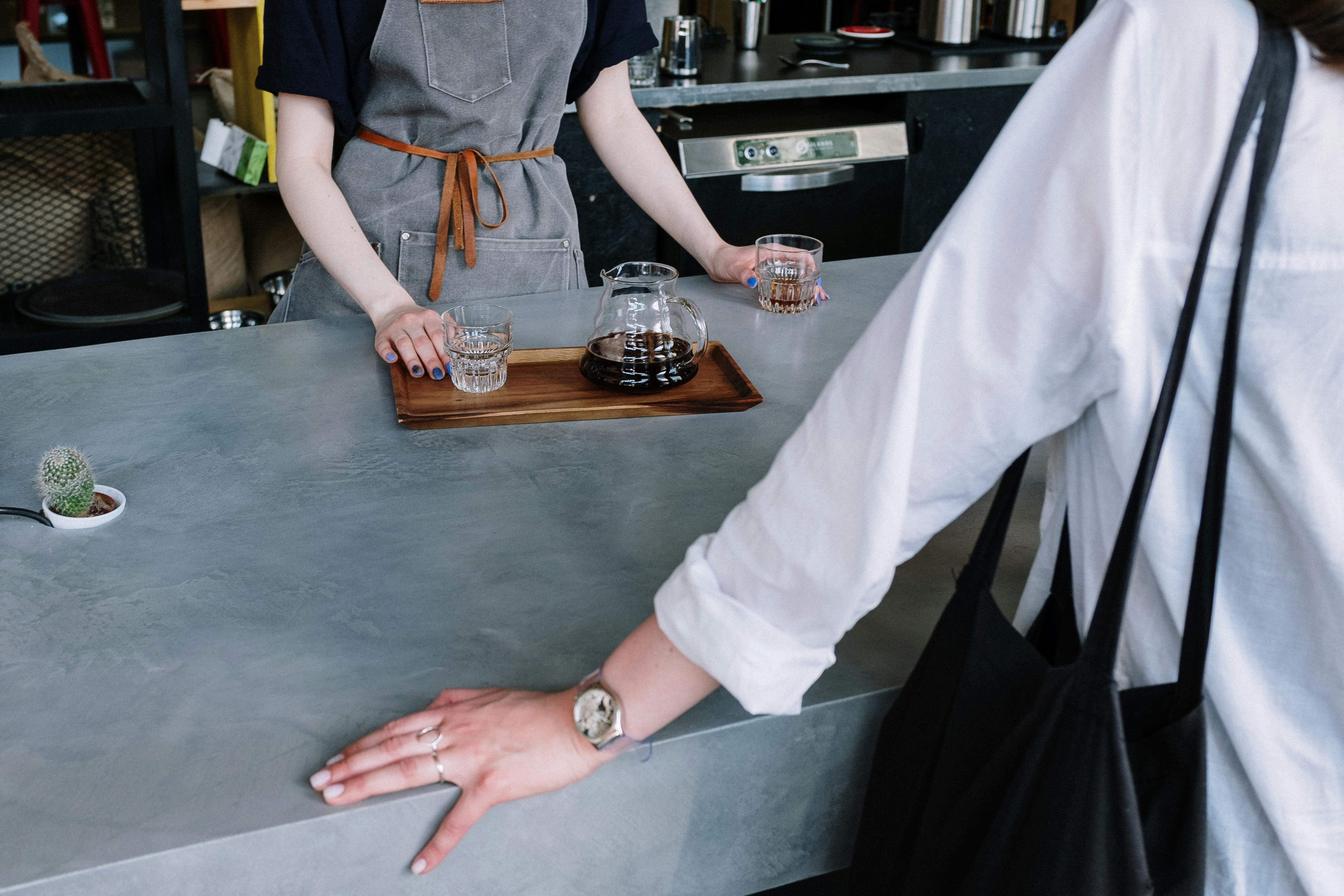 Une femme qui commande un café | Source : Pexels