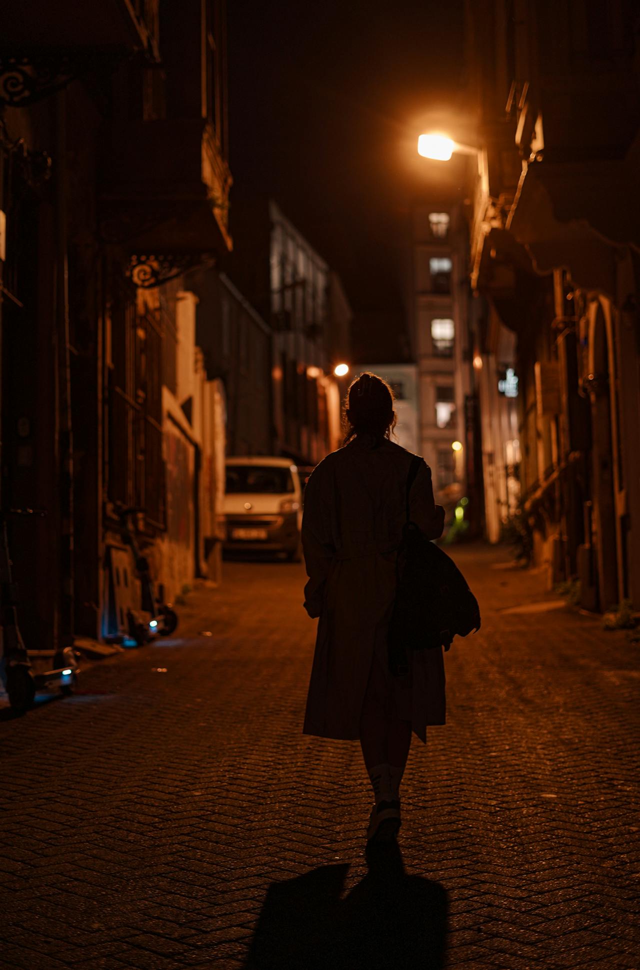Une femme marchant dans la rue | Source : Pexels