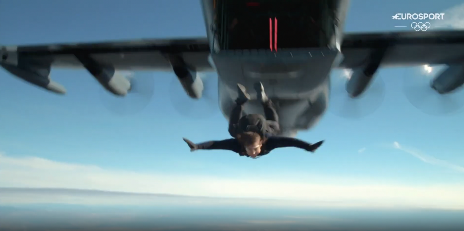 Tom Cruise sautant en parachute avec le drapeau olympique, posté le 12 août 2024 | Source : YouTube/Eurosport