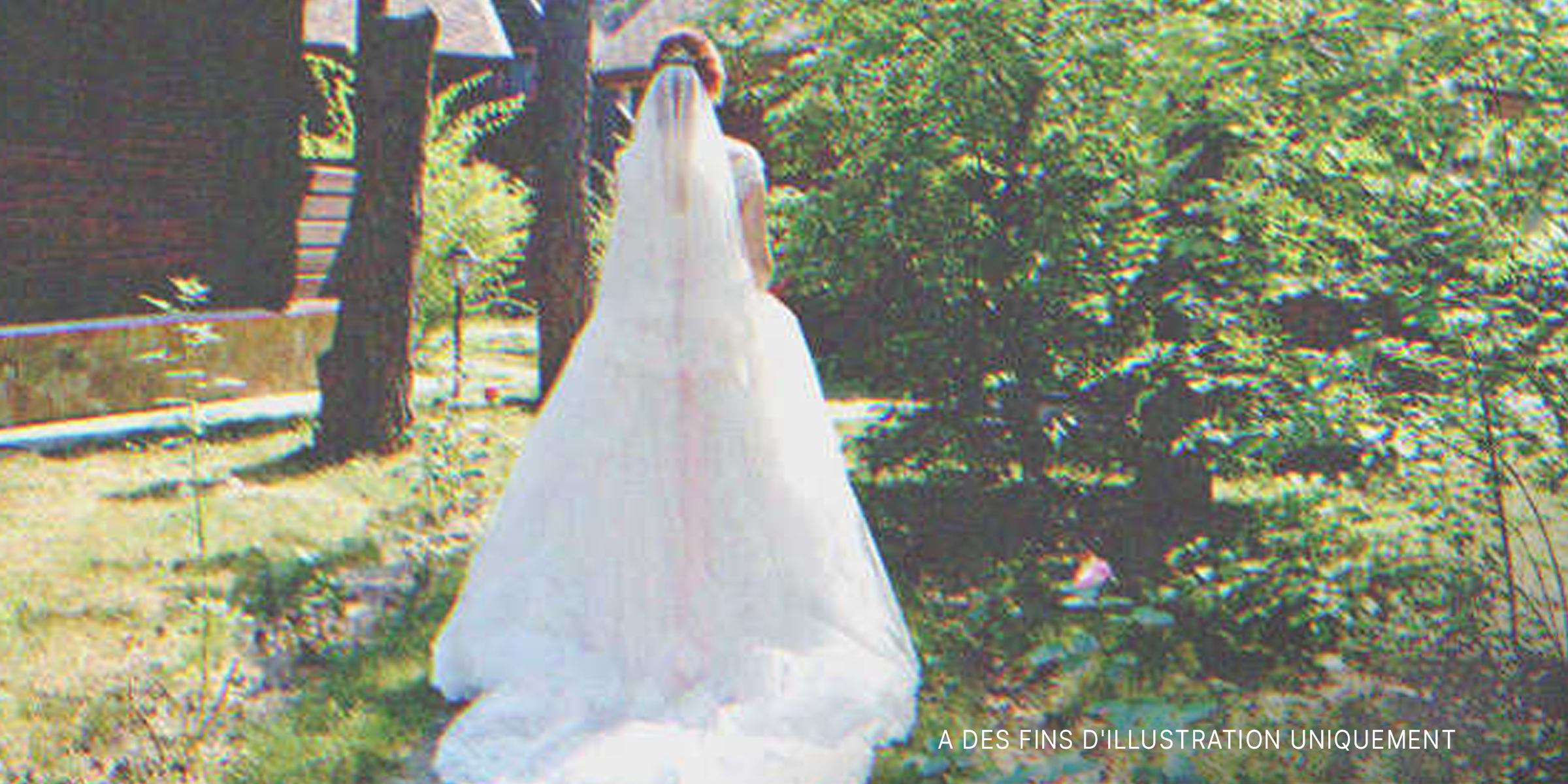 Une mariée debout près des arbres | Source : Shutterstock