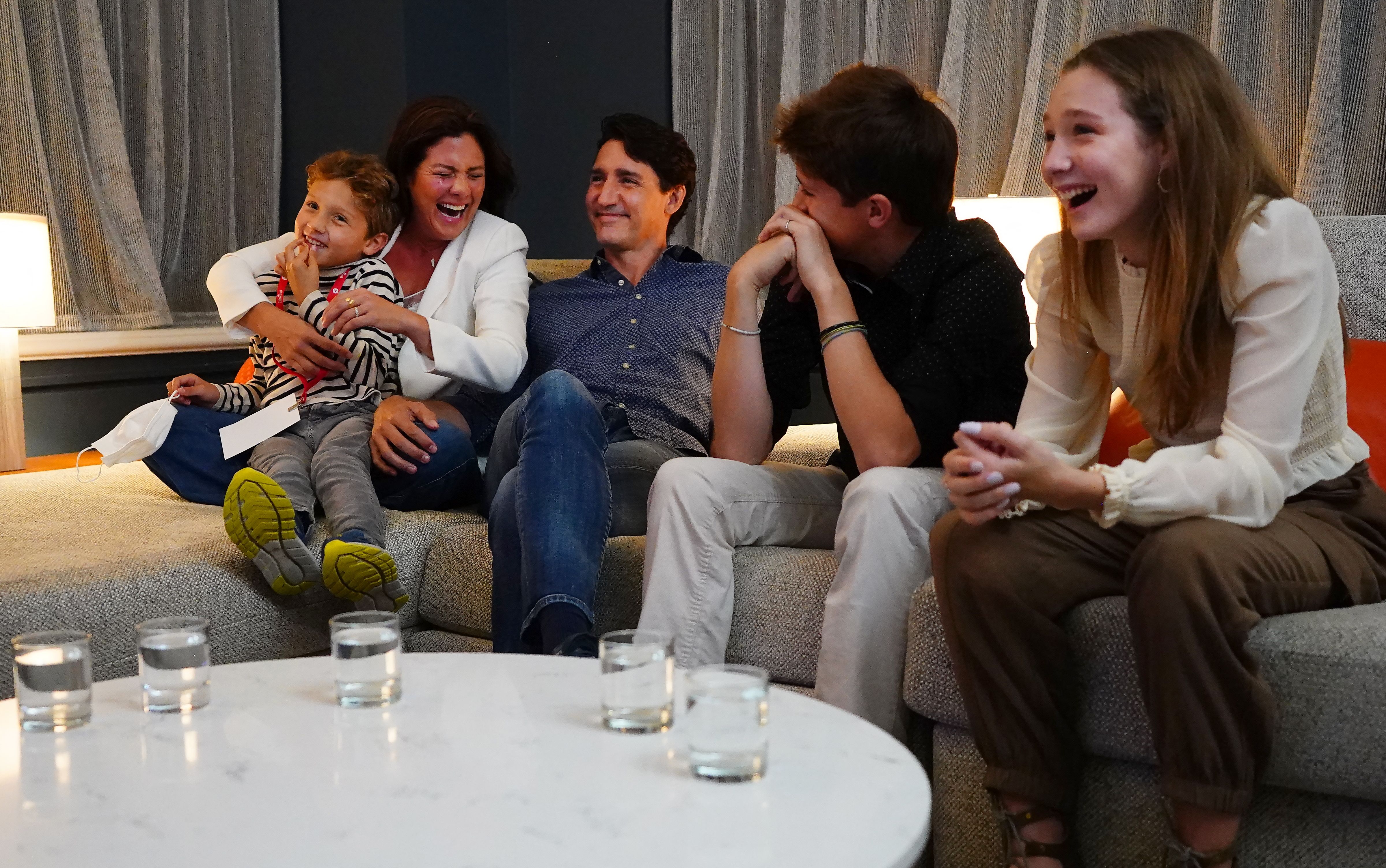 ustin Trudeau en train de suivre les résultats des élections avec sa femme Sophie Grégoire-Trudeau et ses enfants, Xavier, Ella-Grace et Hadrien, au quartier général des libéraux à Montréal, le 20 septembre 2021. | Source : Getty Images