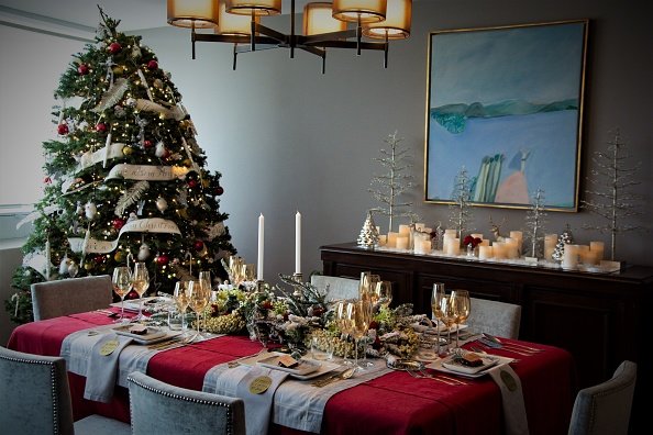 Table de Noël avec des couleurs. |Photo : Getty Images