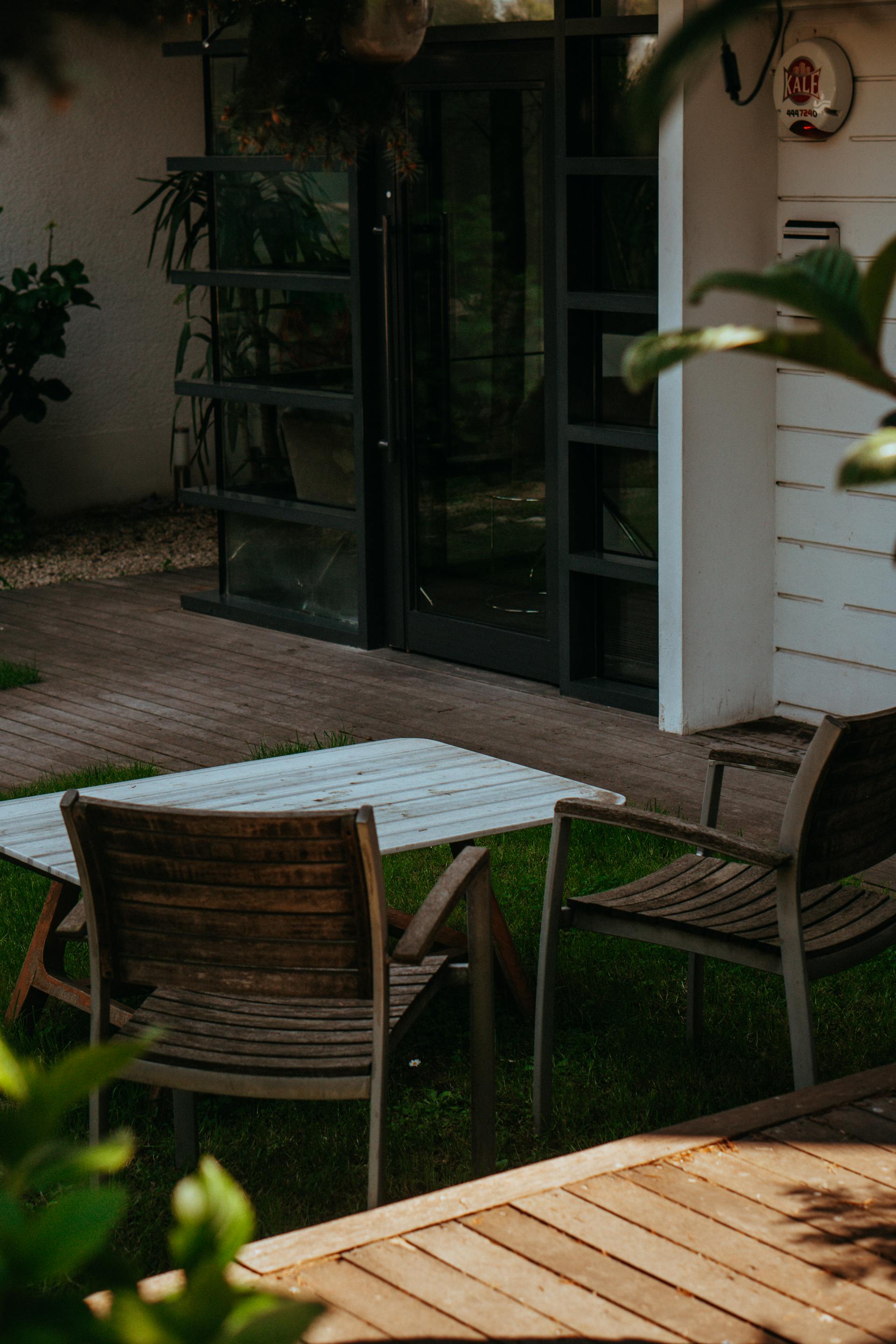 Meubles dans une arrière-cour | Source : Pexels