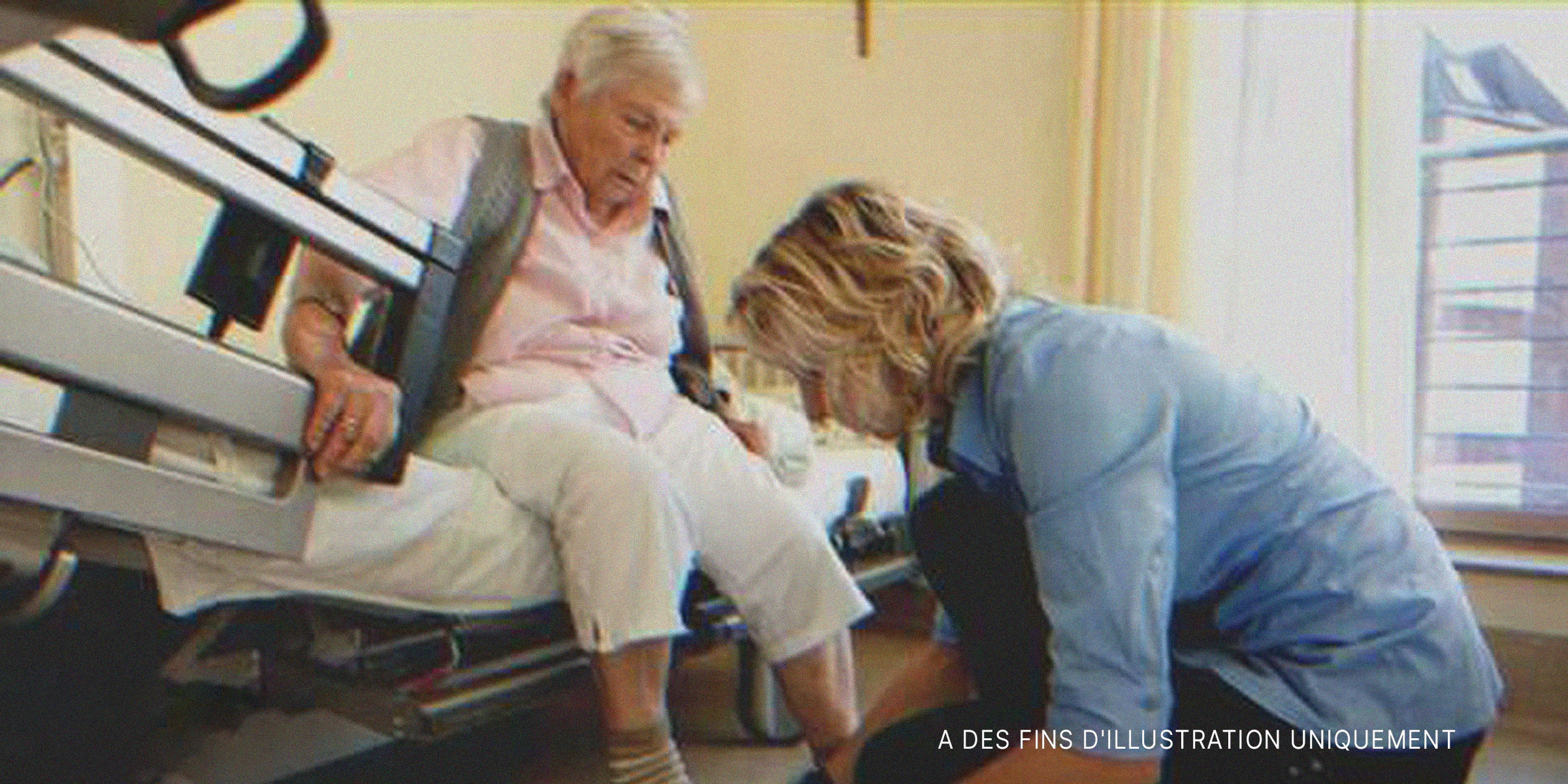 Une femme s'occupant des pieds d'une autre plus âgée | Source : Getty Images