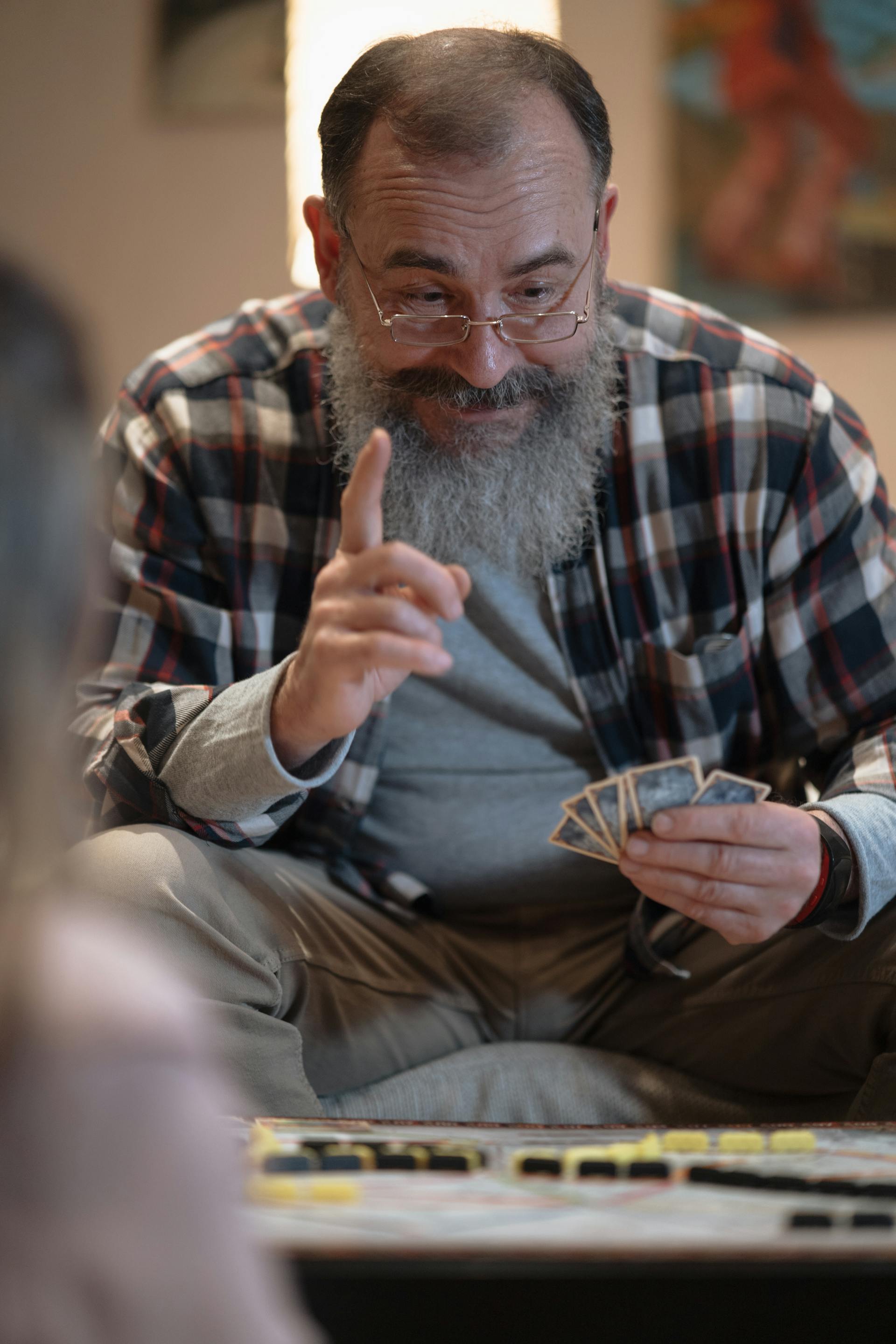 Un homme heureux qui joue aux cartes | Source : Pexels
