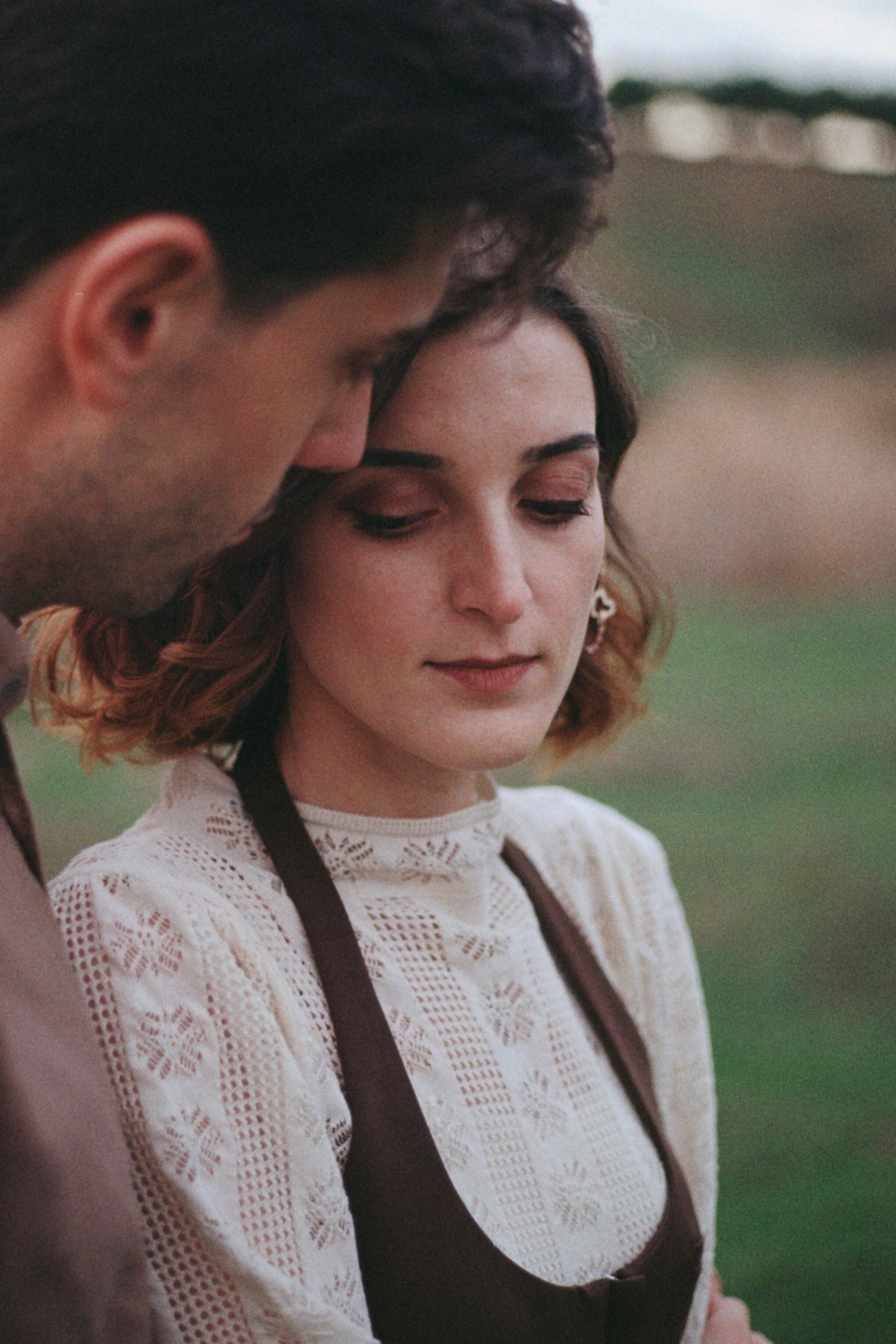 Une femme en pleine réflexion | Source : Pexels