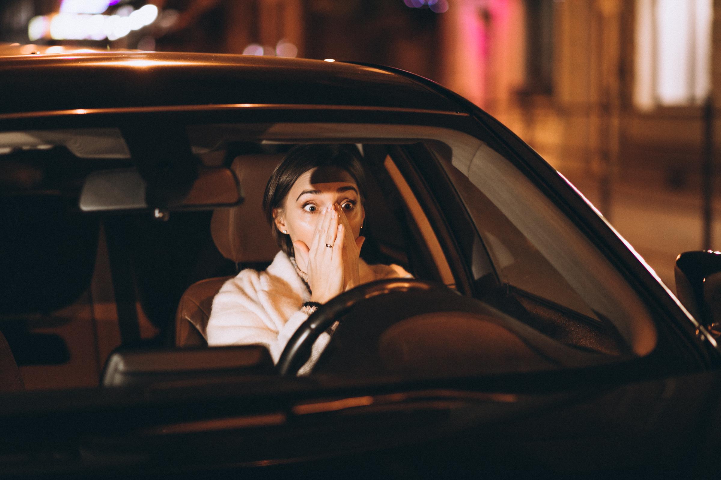 Une femme effrayée assise dans une voiture | Source : Freepik