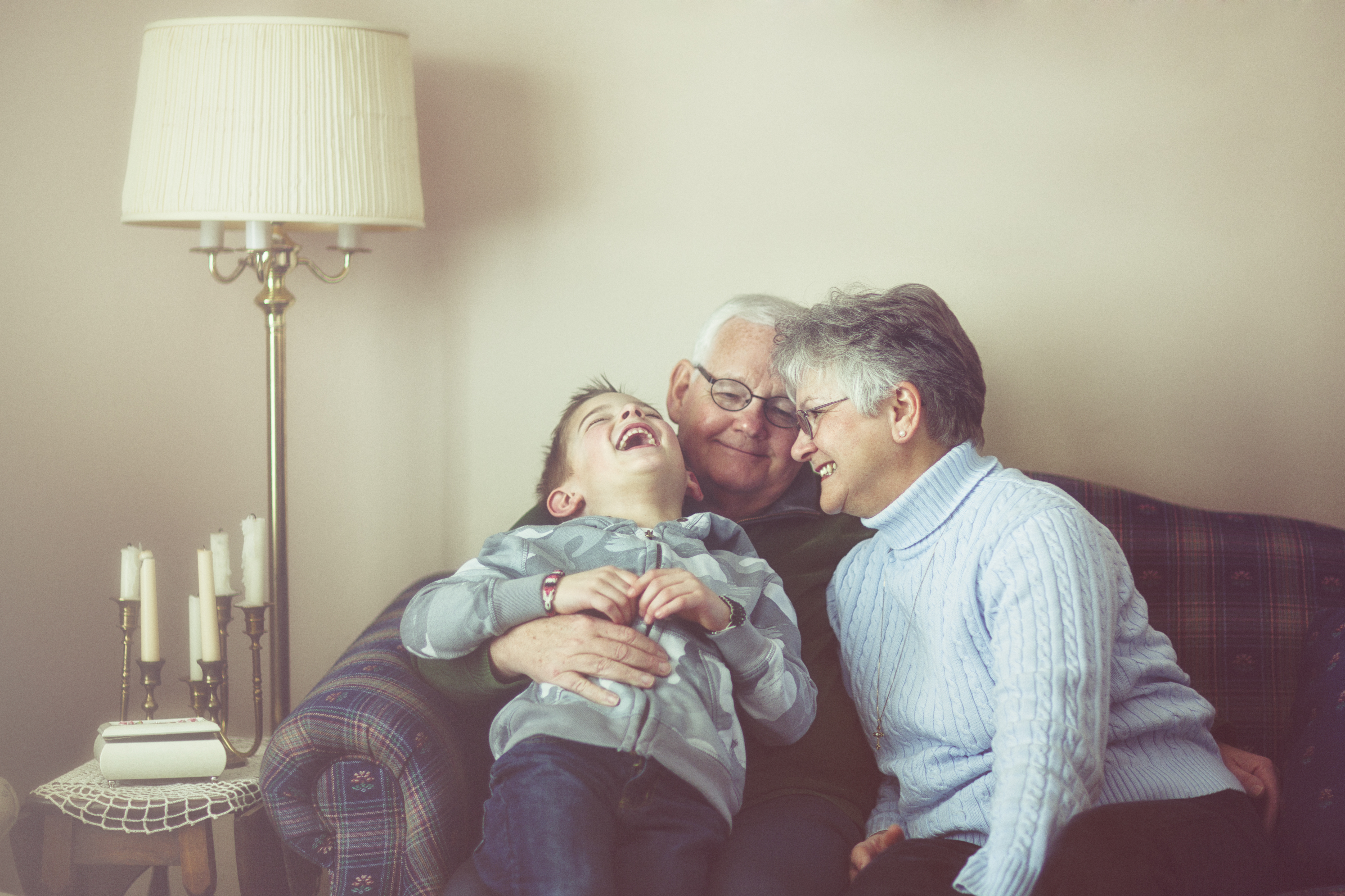 Des grands-parents jouent avec leur petit-fils | Source : Getty Images