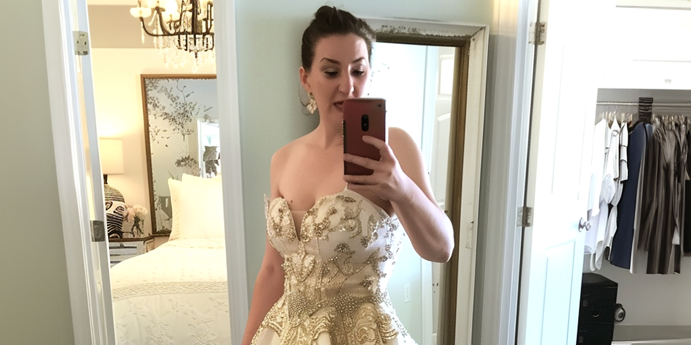 Une femme en robe de mariée qui prend un selfie | Source : AmoMama