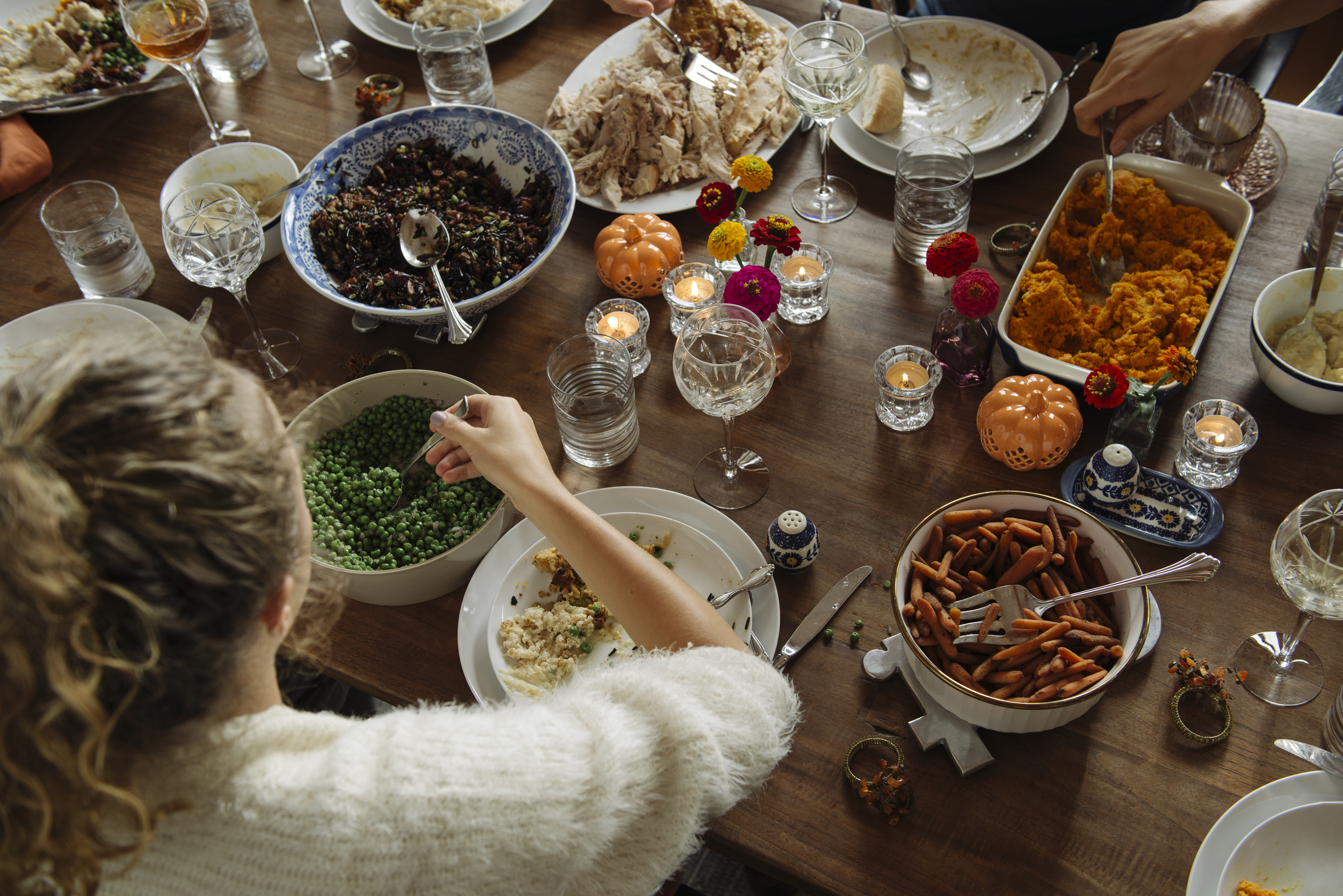Gros plan sur une jeune femme en train de dîner avec sa famille | Source : Getty Images
