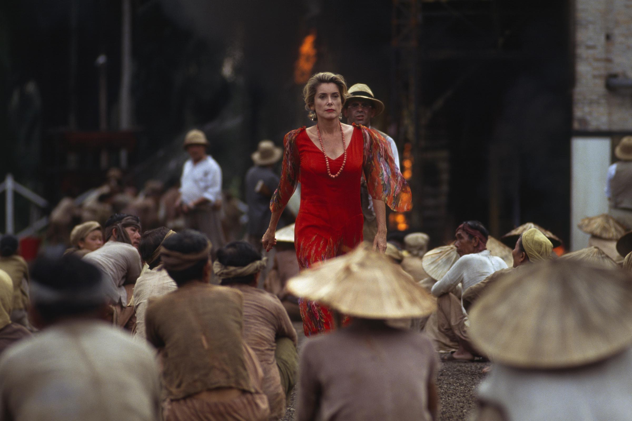 Catherine Deneuve sur le plateau de tournage d'"Indochine", vers 1990. | Source : Getty Images