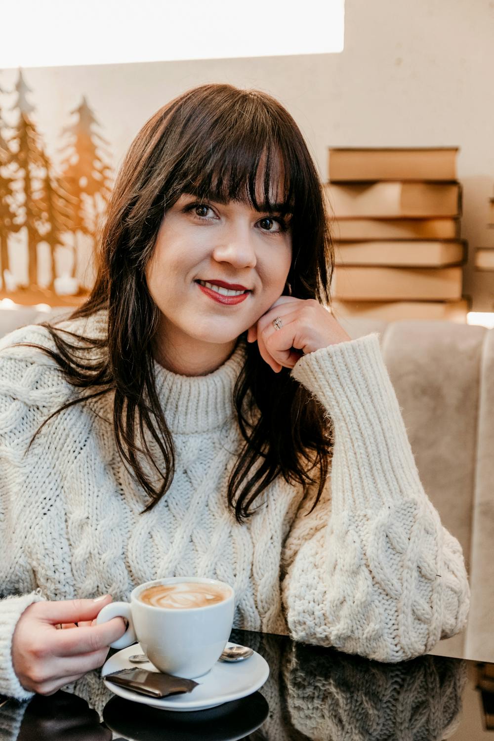 Une femme qui boit un café dans un café | Source : Pexels