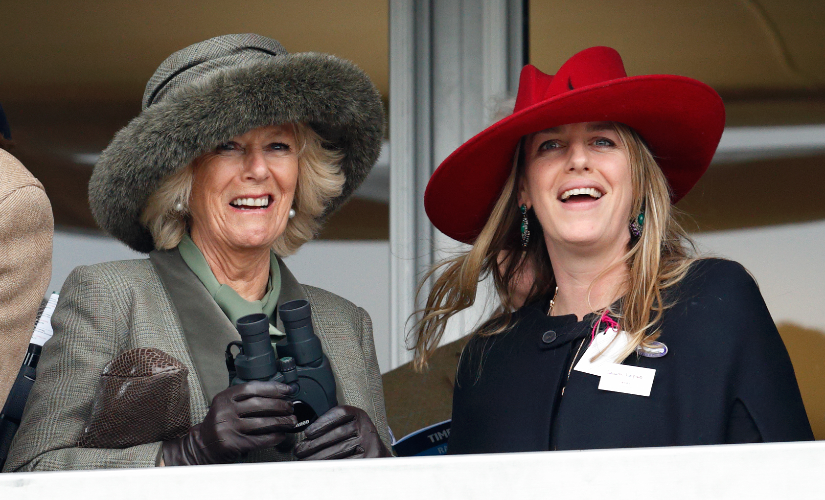 Camilla et sa fille Laura Lopes assistent au deuxième jour du festival de Cheltenham le 11 mars 2015 | Source : Getty Images