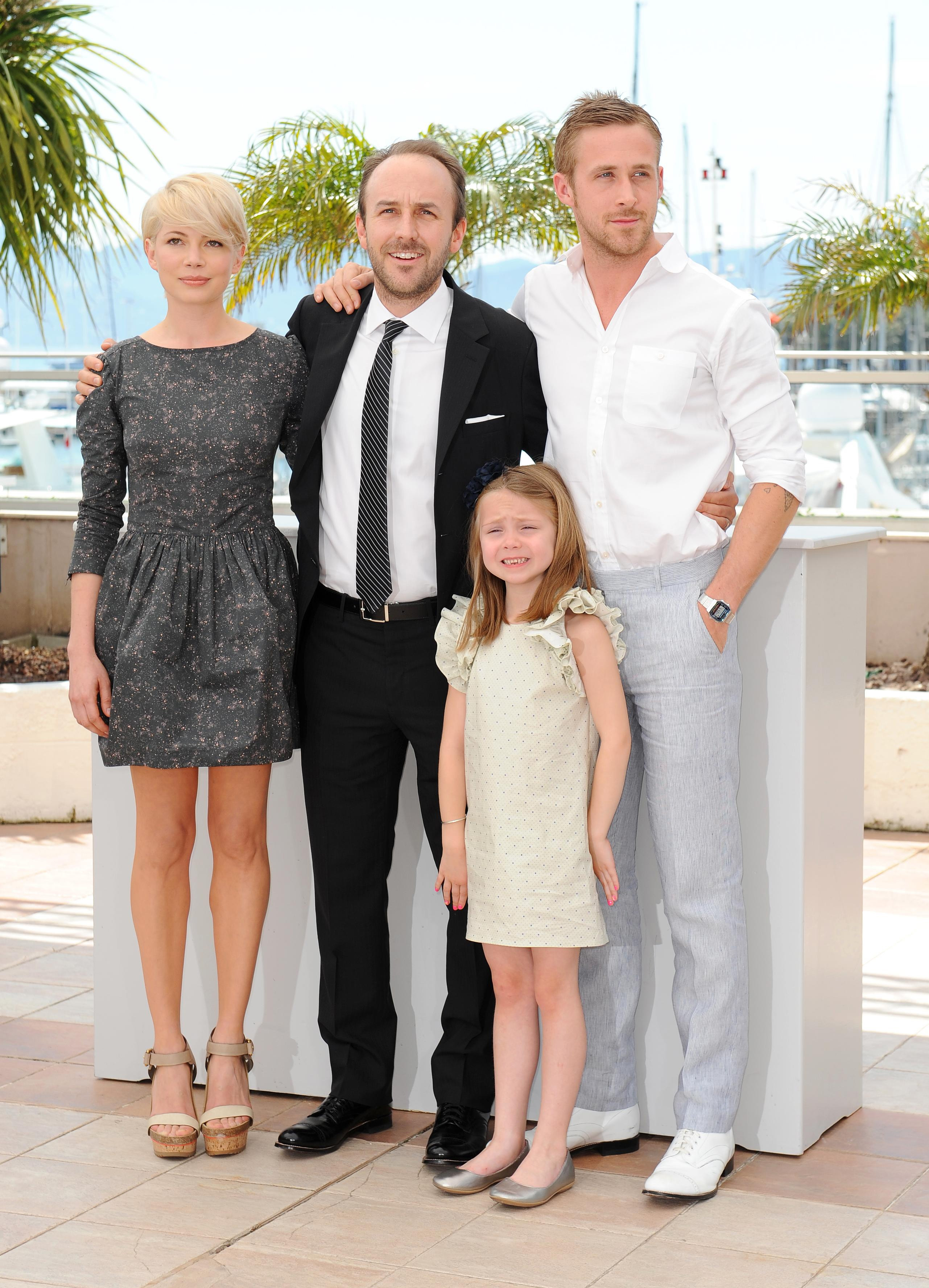 Michelle Williams, Derek Cianfrance et Ryan Gosling, avec l'enfant actrice Faith Wladyka à Cannes, France le 23 mai 2010 | Source : Getty Images