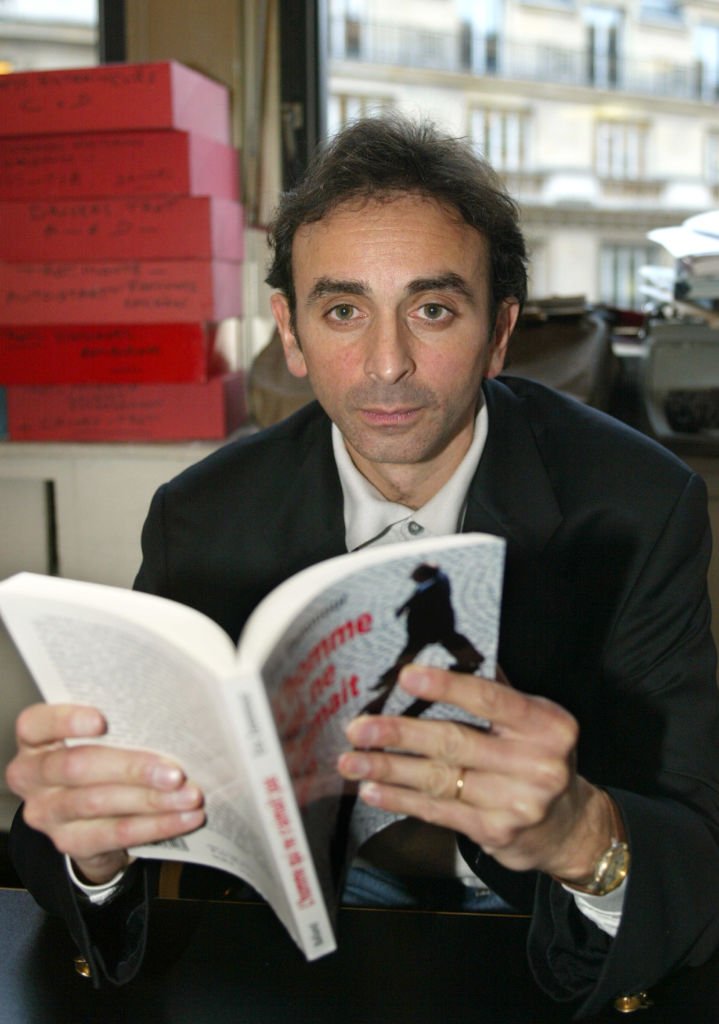 Le journaliste du Figaro Eric Zemmour présente, le 18 janvier 2002 à Paris, son ouvrage "l'Homme qui ne s'aimait pas". | Photo : Getty Images