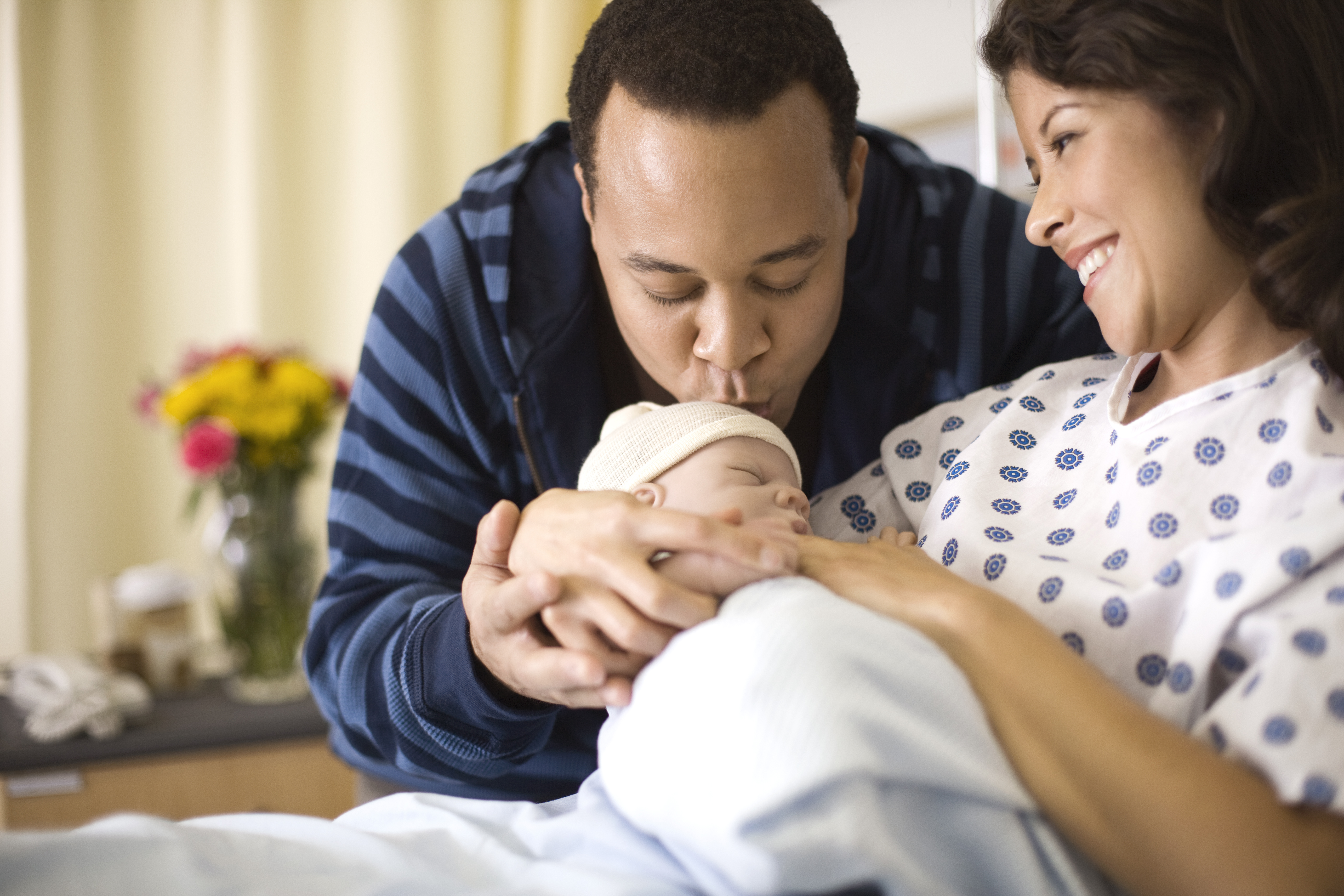 Un homme et une femme avec un nouveau-né | Source : Getty Images