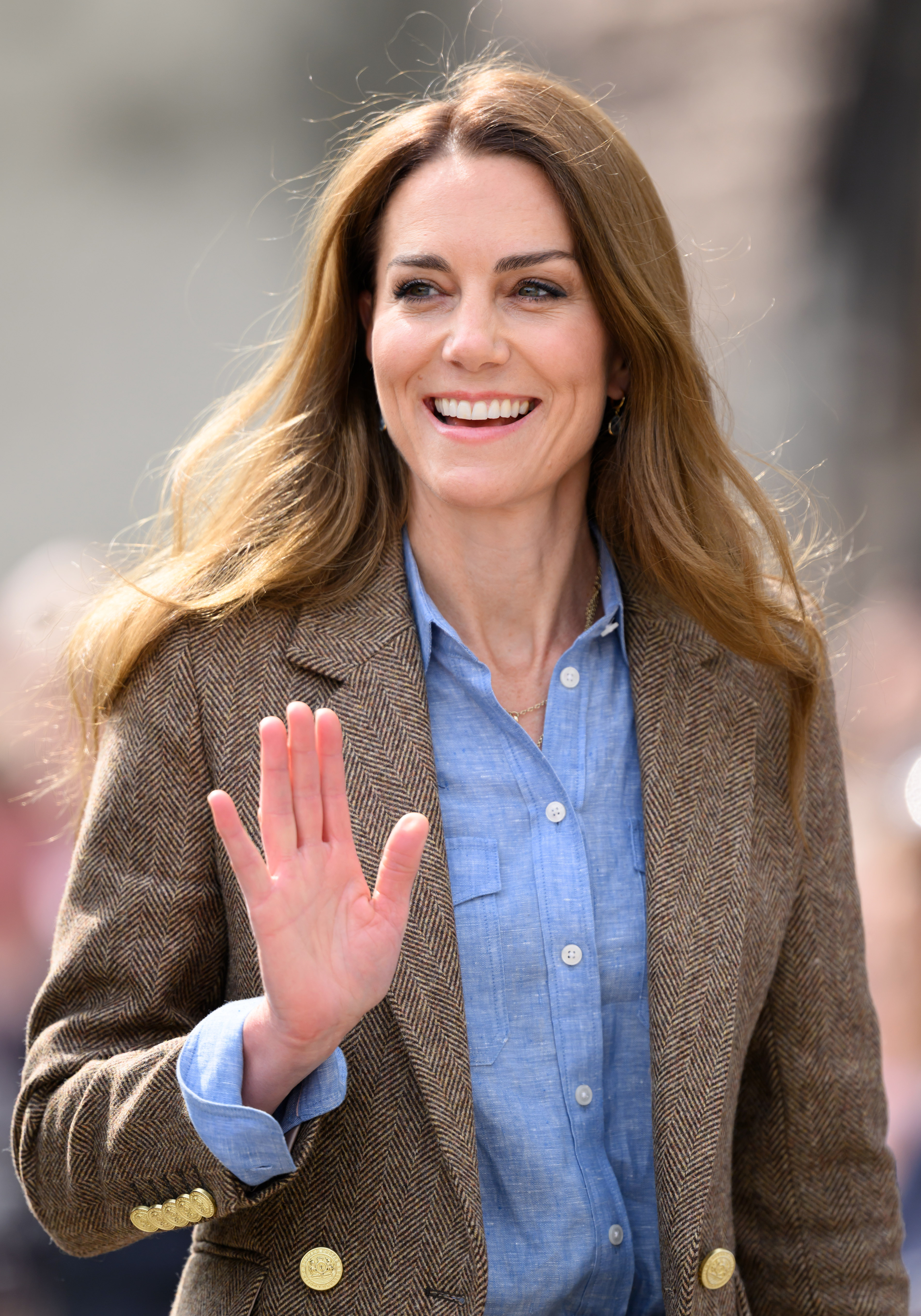 Catherine salue joyeusement les sympathisants qui s'alignent dans les rues à l'extérieur d'Aros Hall. Vêtue d'un blazer brun à chevrons et d'une chemise en chambray, elle a salué les habitants de Tobermory dans le cadre de l'action permanente du couple auprès des communautés de l'île.