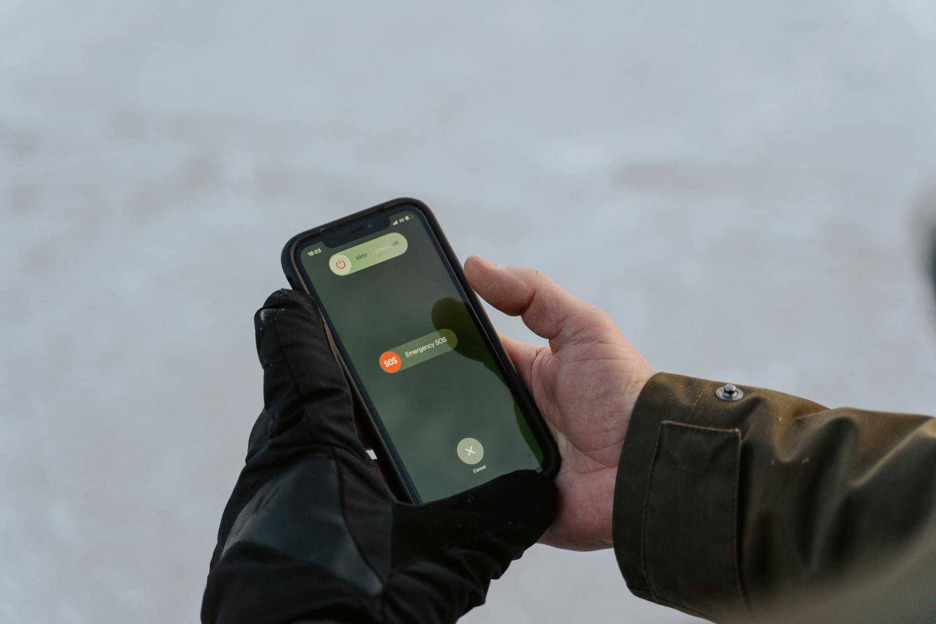 Un homme tenant un téléphone | Source : Pexels