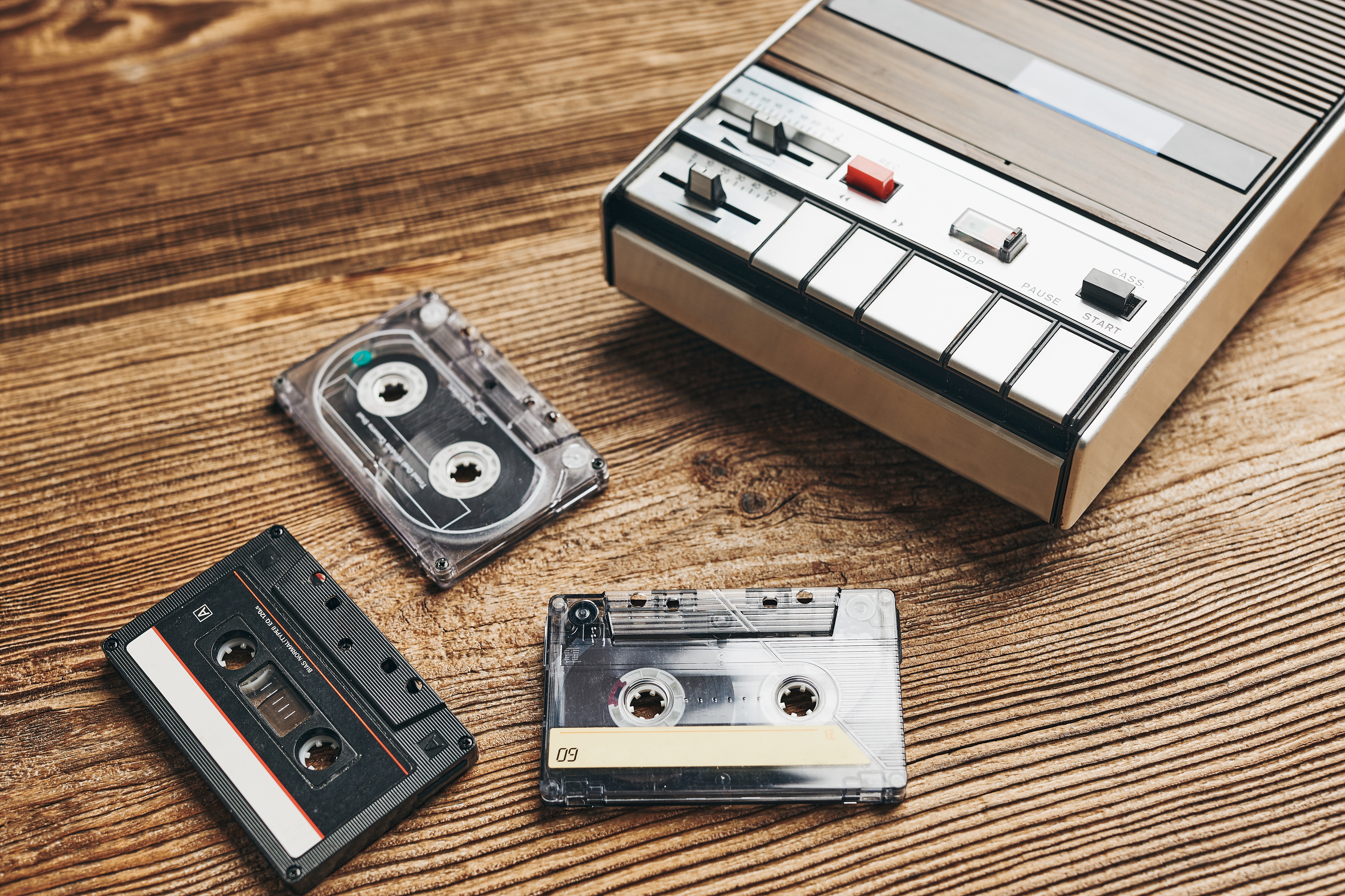 Cassettes compactes et enregistreur de cassettes | Source : Shutterstock