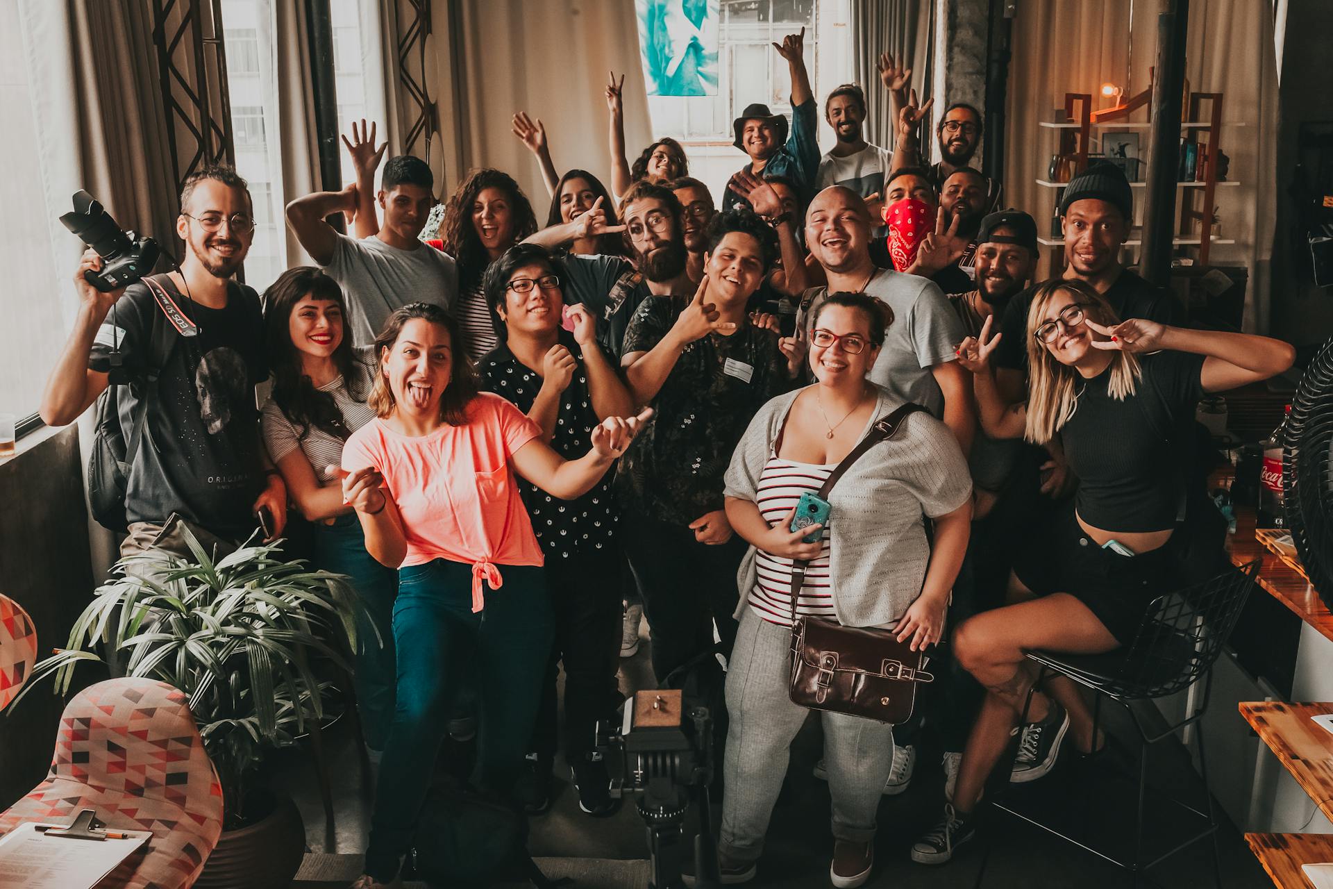 Un groupe de personnes excitées | Source : Pexels