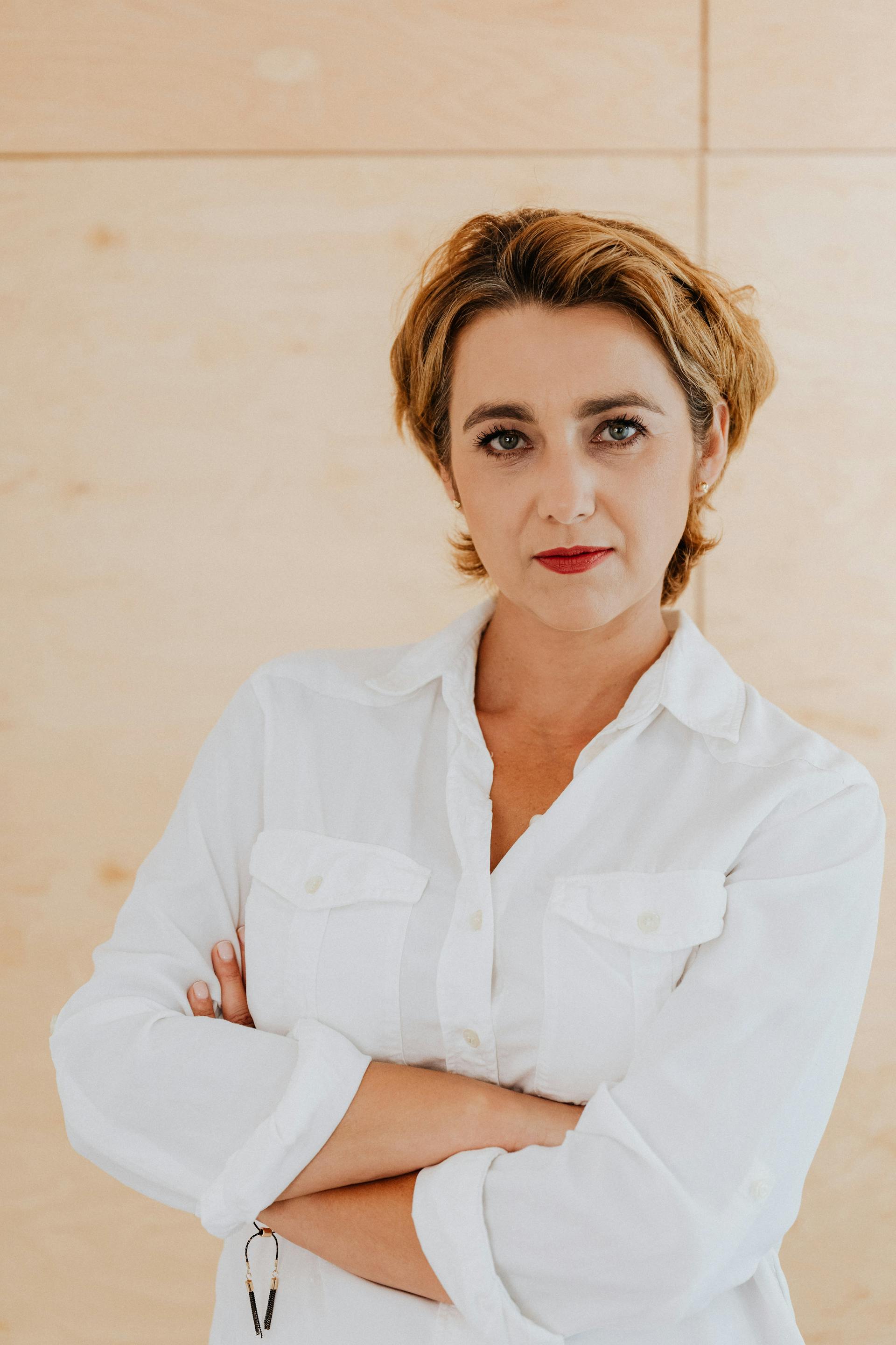Une femme debout, les bras croisés | Source : Pexels