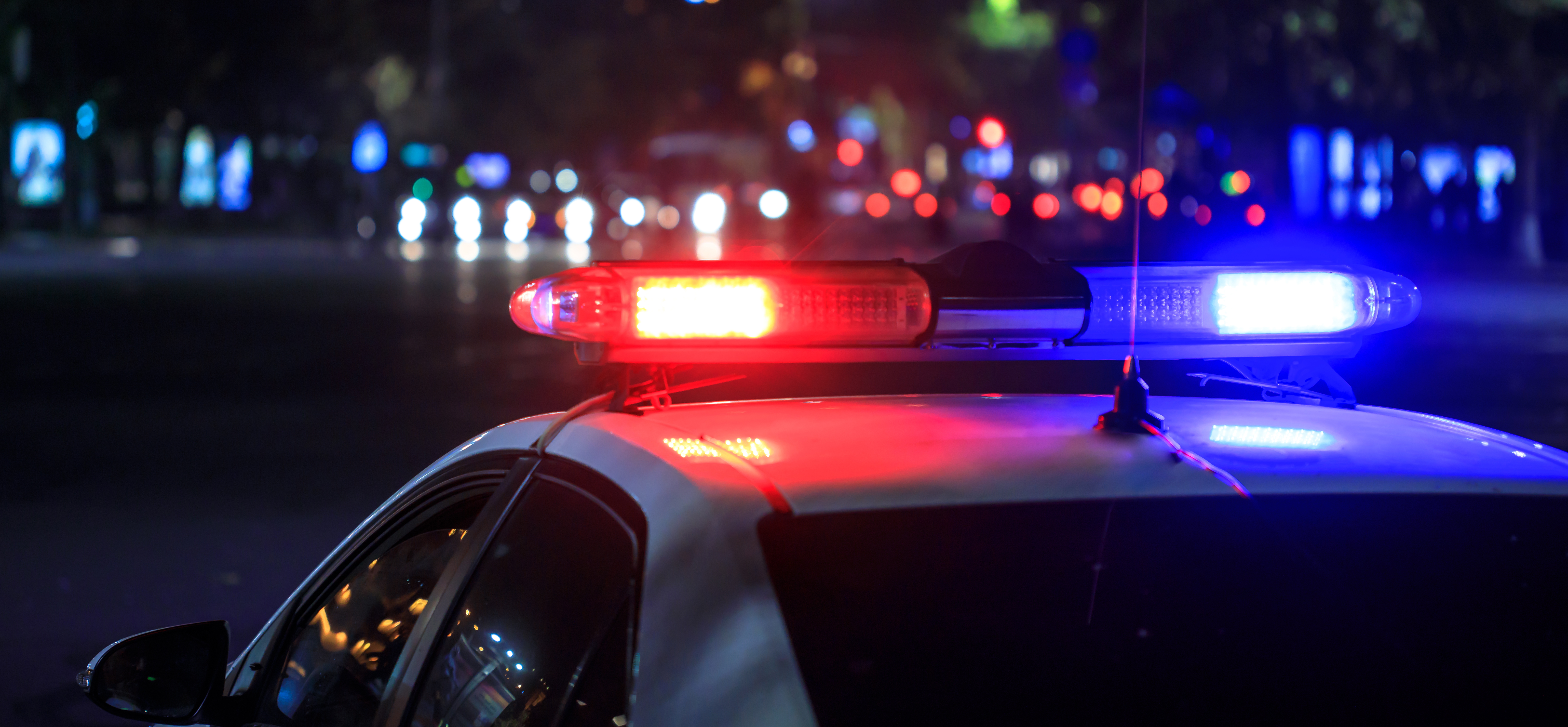Les lumières de la police la nuit dans la ville | Source : Shutterstock