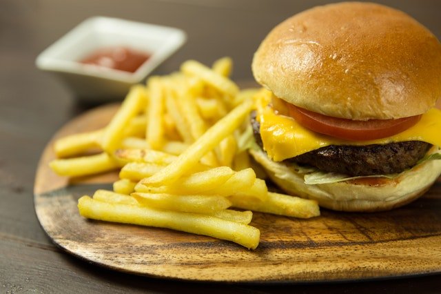 Un hamburger et des frites | Photo : Pexels