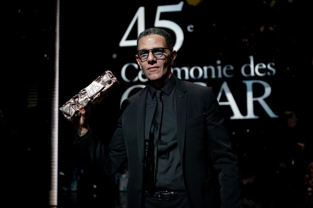 L'acteur Roschdy Zem pose avec le prix du meilleur acteur pour "Oh Mercy" lors de la cérémonie des César du cinéma 2020 à la salle Pleyel le 28 février 2020 à Paris, France. | Photo : Getty Images