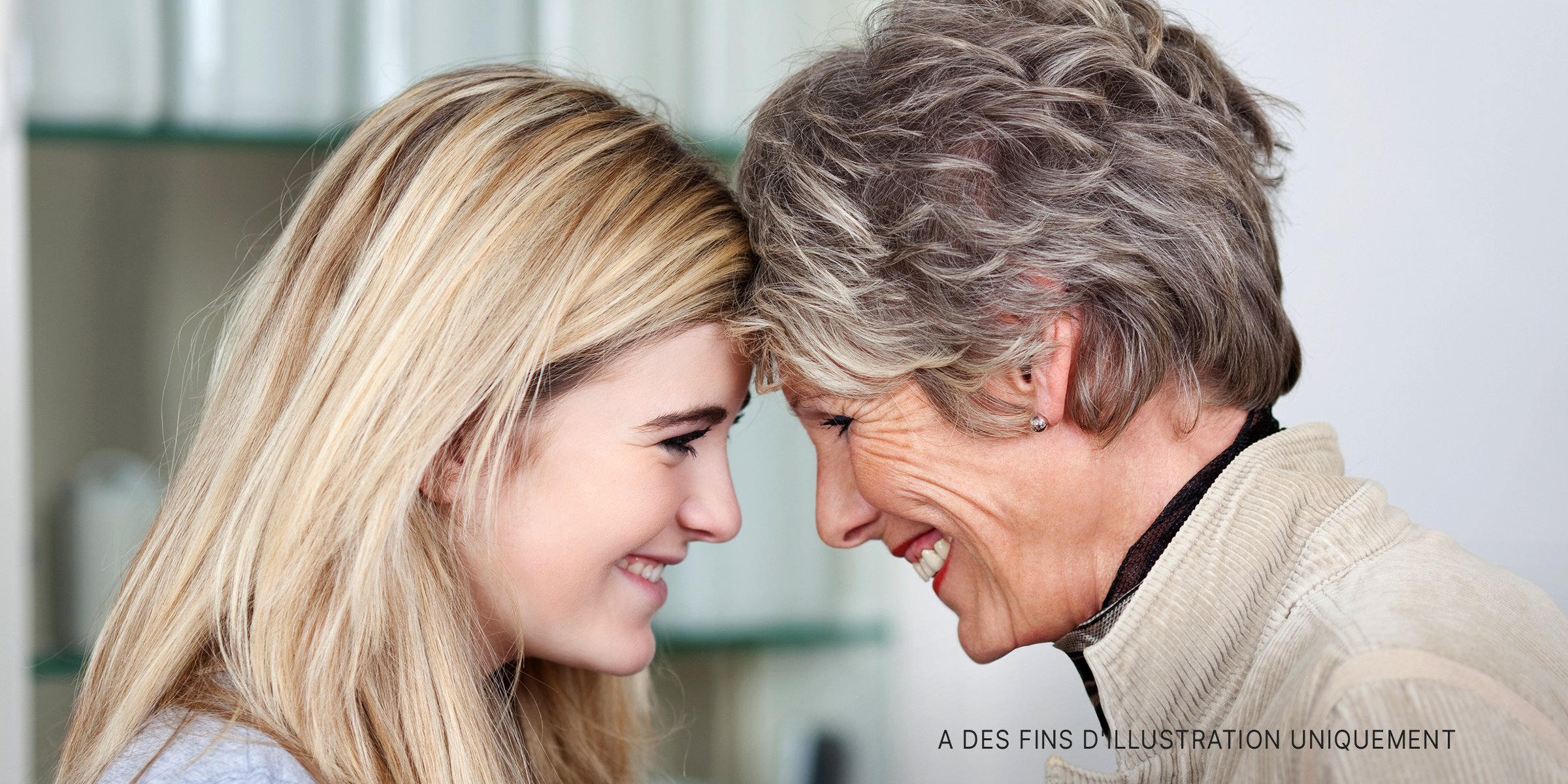 Petite-fille et grand-mère heureuses | Source : Shutterstock