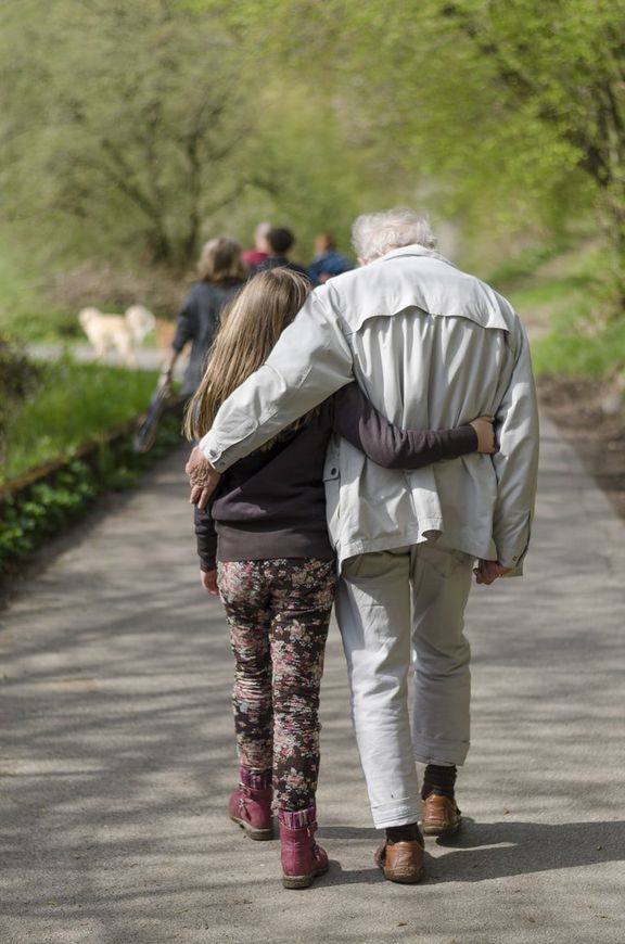 Une jeune fille photographiée en train de marcher avec un homme plus âgé. | Source : Unsplash