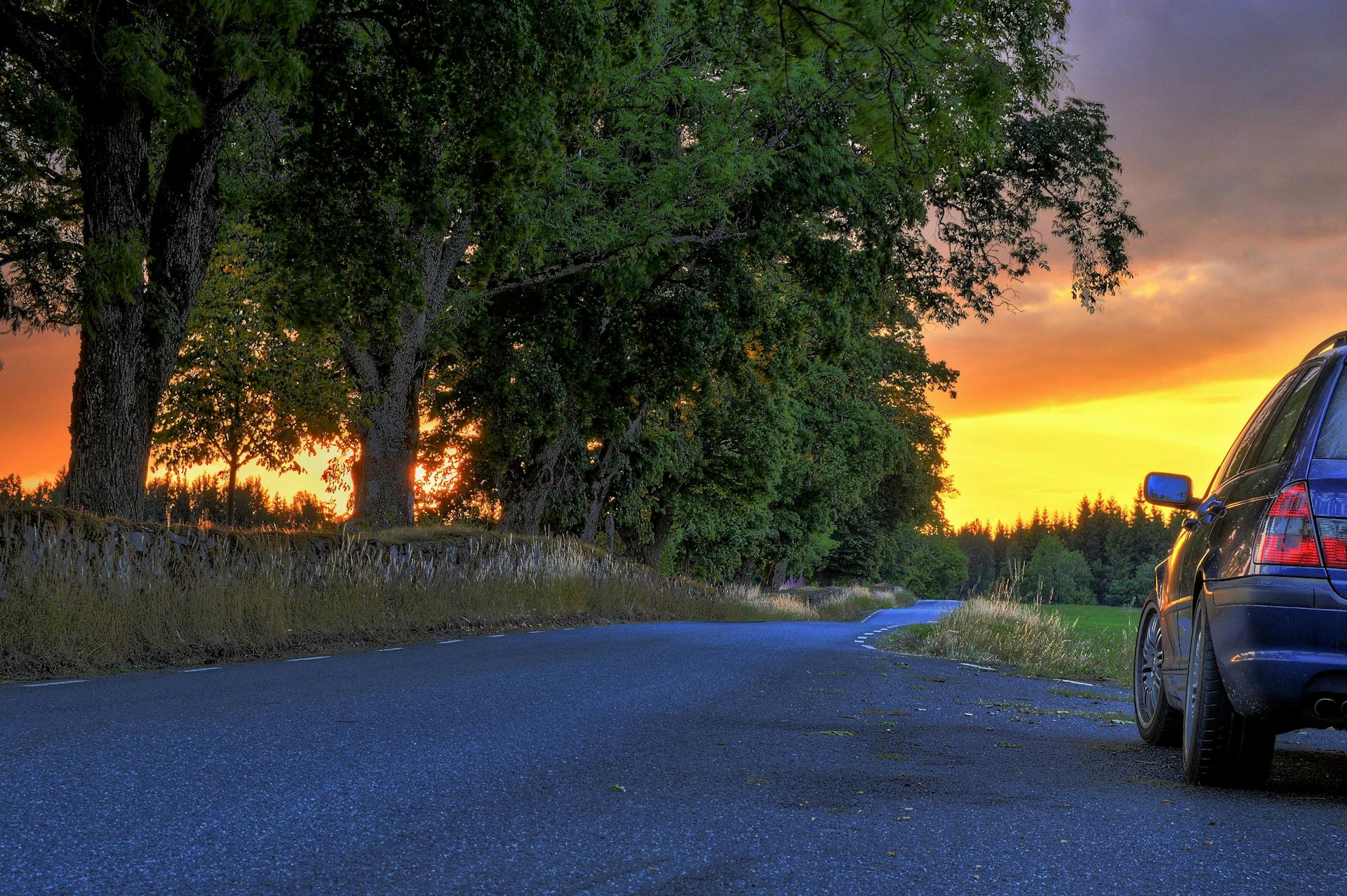 Une voiture garée sur le bord d'une route | Source : Pexels