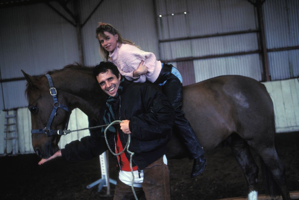 Julien Clerc et son épouse la cavalière Virginie dans leur propriété de Bordeaux en janvier 1990, France. | Photo : Getty Images