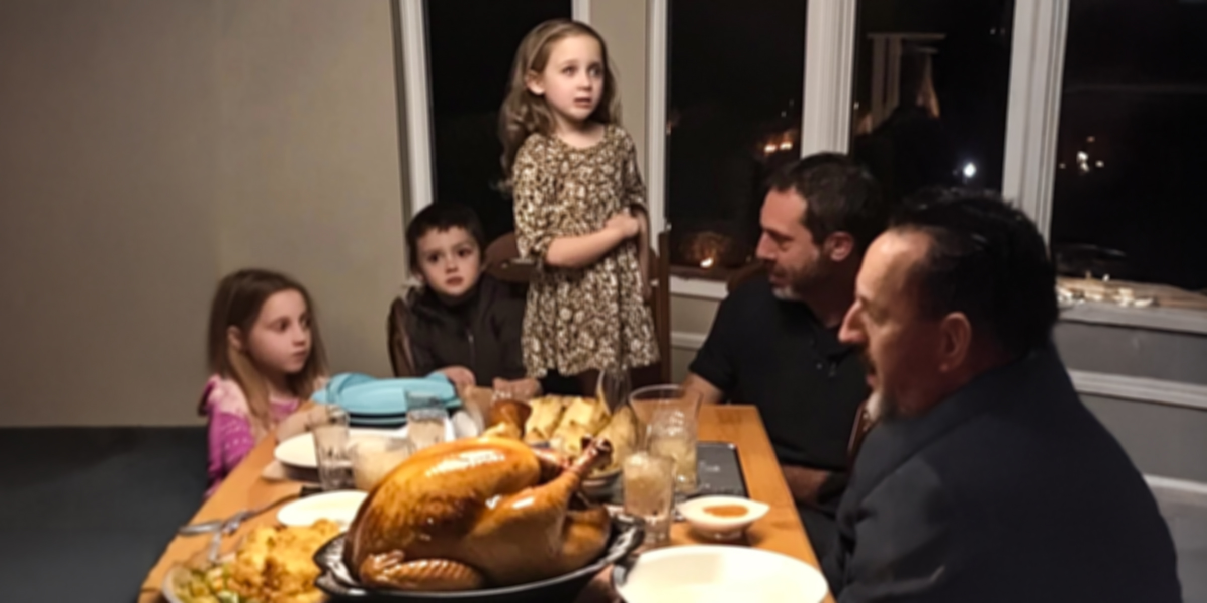 Une famille en train de dîner pour Thanksgiving | Source : Amomama