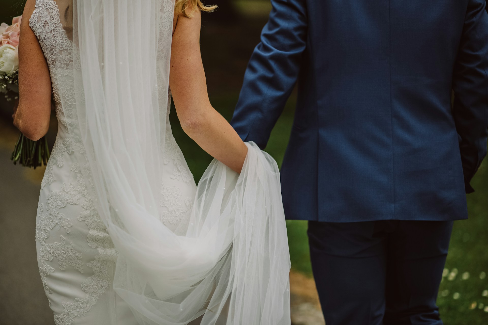 Un couple de jeunes mariés unis dans la vie et l'amour | Source : Unsplash