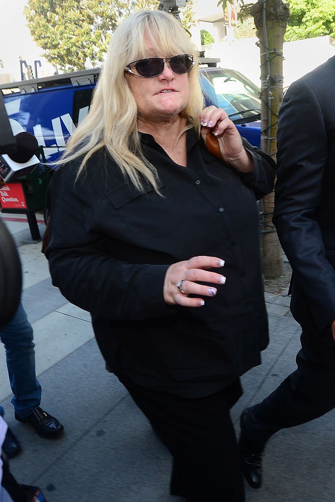 Debbie Rowe, l'ex-épouse de Michael Jackson, arrive au tribunal de Los Angeles, le 15 août 2013. | Photo : Getty Images