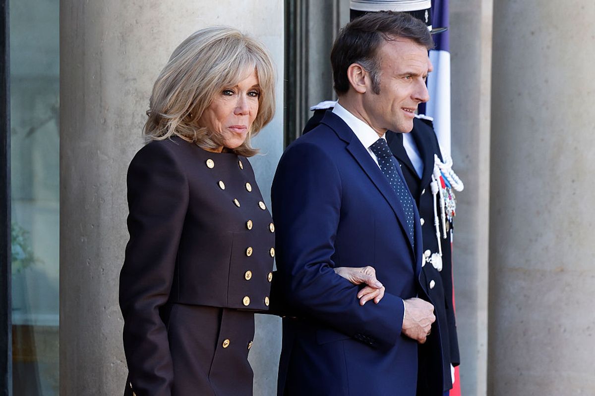 Brigitte Macron et le président de la République Emmanuel Macron accueillent le roi Frederik X du Danemark et la reine Mary du Danemark au premier jour de leur visite d'État en France, au palais de l'Élysée, le 31 mars 2025 à Paris, en France. (Photo par Jean Catuffe/Getty Images)