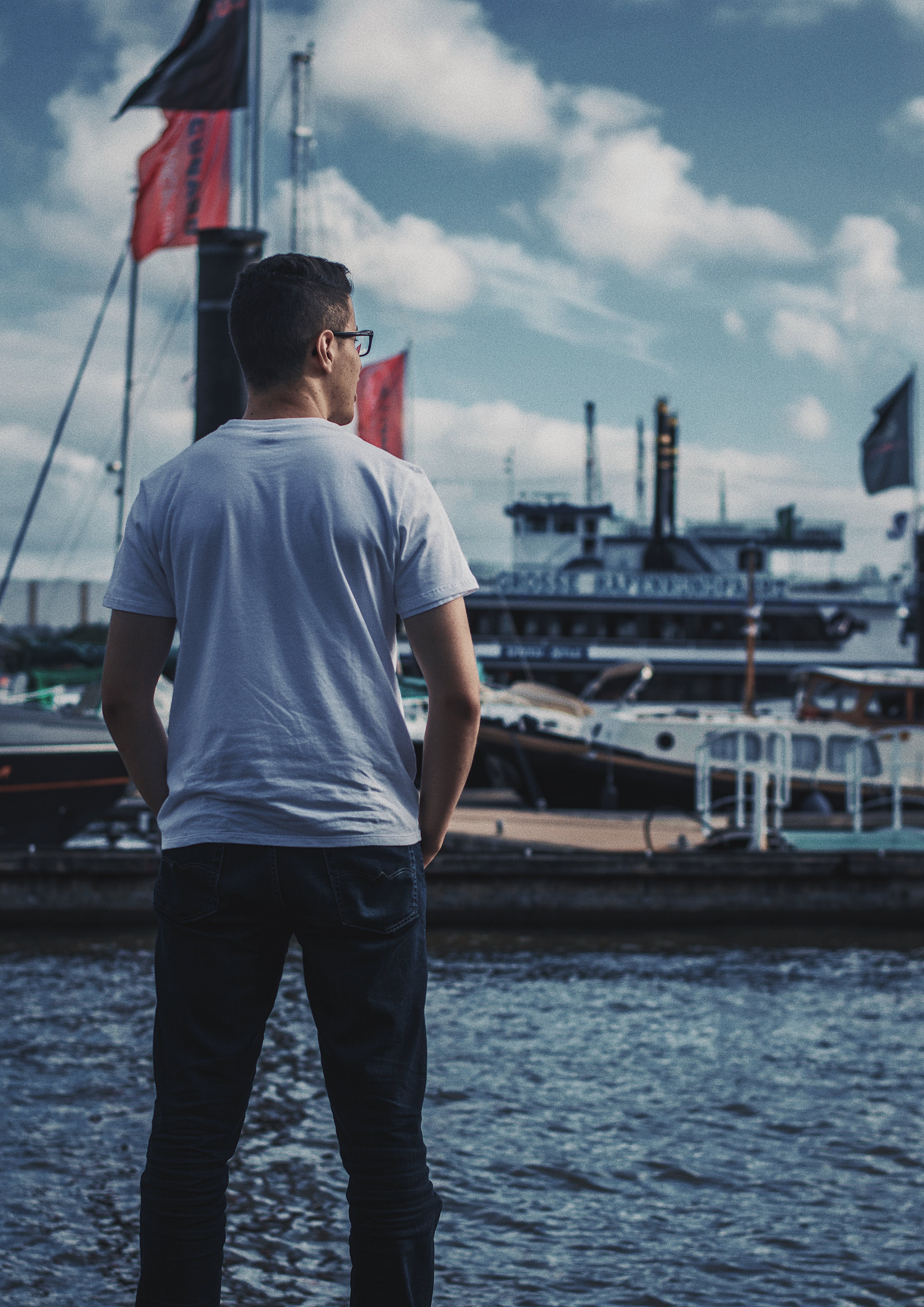 Hombre en un muelle | Fuente: Pexels