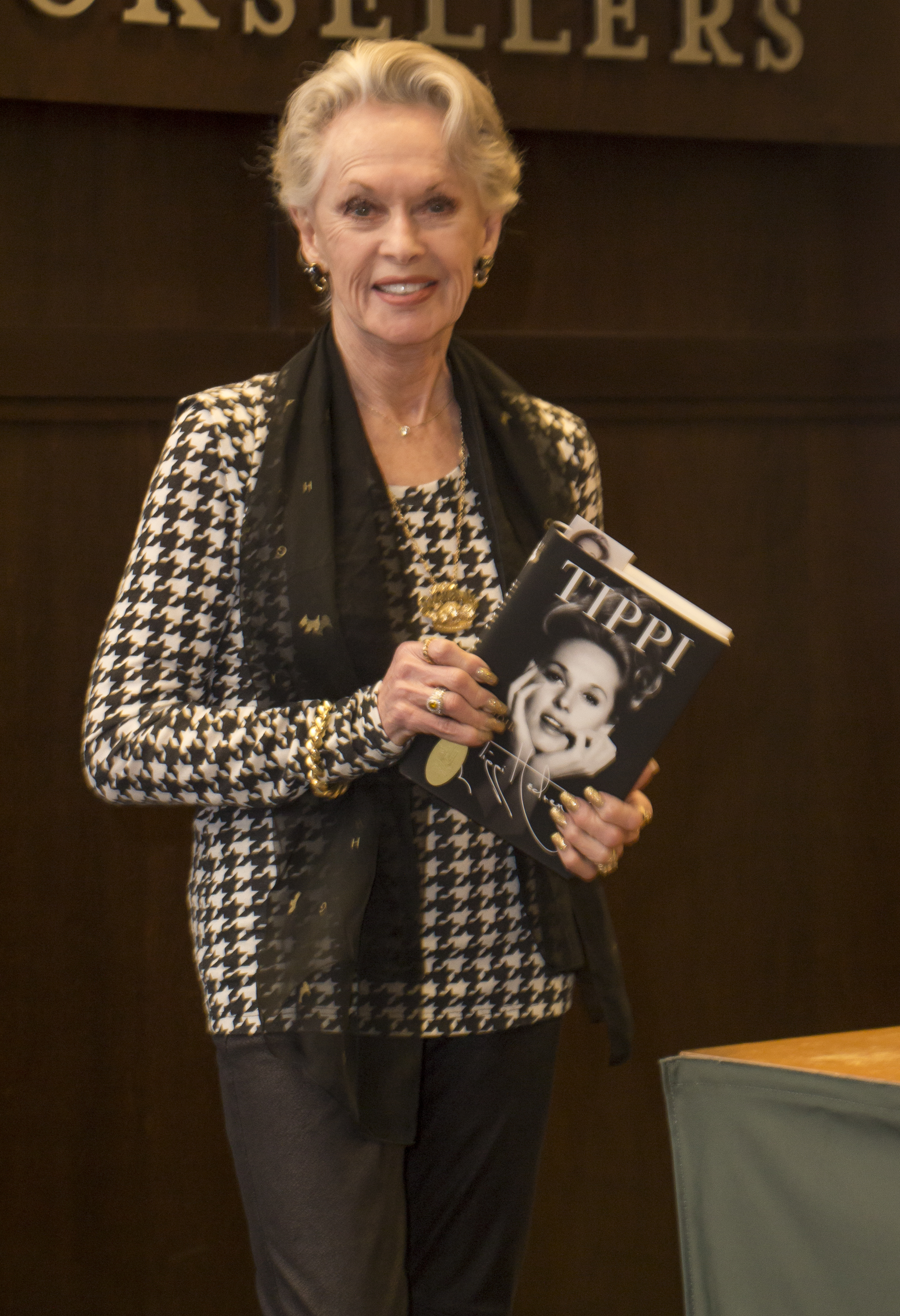 Tippi Hedren pose pour un portrait lors de la signature de son livre pour "Tippi" chez Barnes &amp; Noble à Los Angeles, en Californie, le 11 novembre 2016. | Source : Getty Images