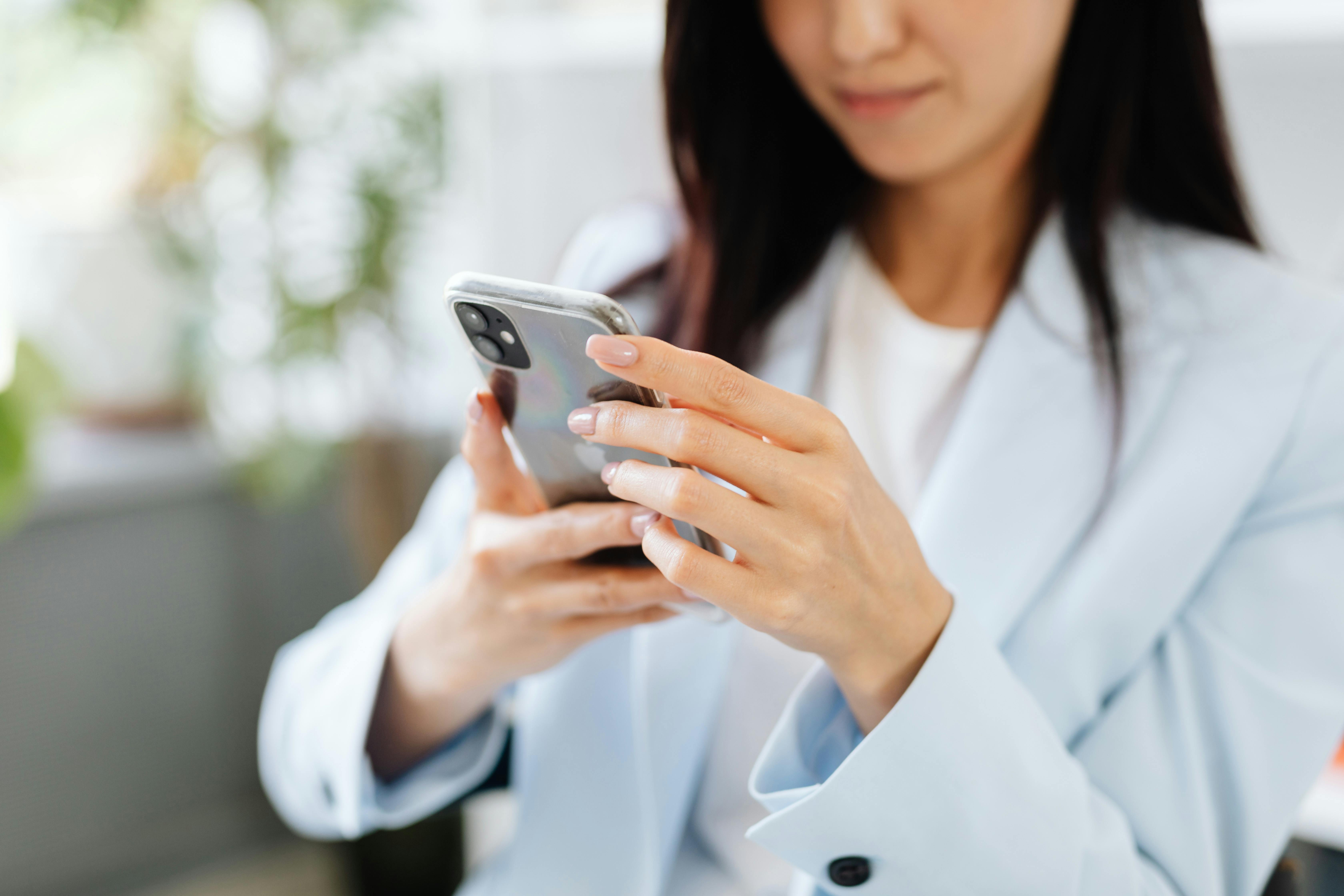 Femme vérifiant son téléphone | Source : Pexels
