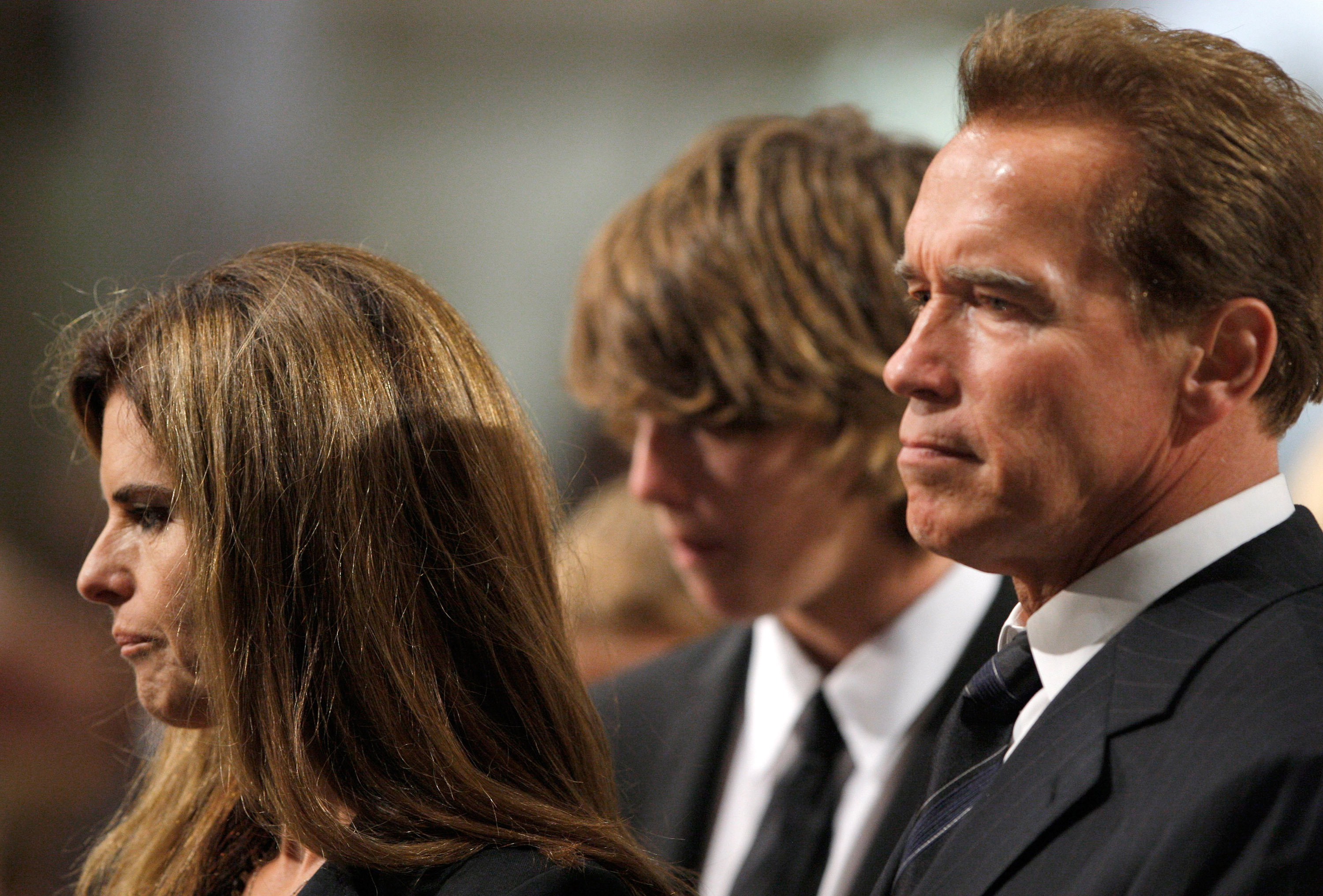 Arnold Schwarzenegger et Maria Shriver lors des funérailles du sénateur américain Edward Kennedy à la basilique Notre-Dame du Perpétuel Secours le 29 août 2009 à Boston, Massachusetts. | Source : Getty Images