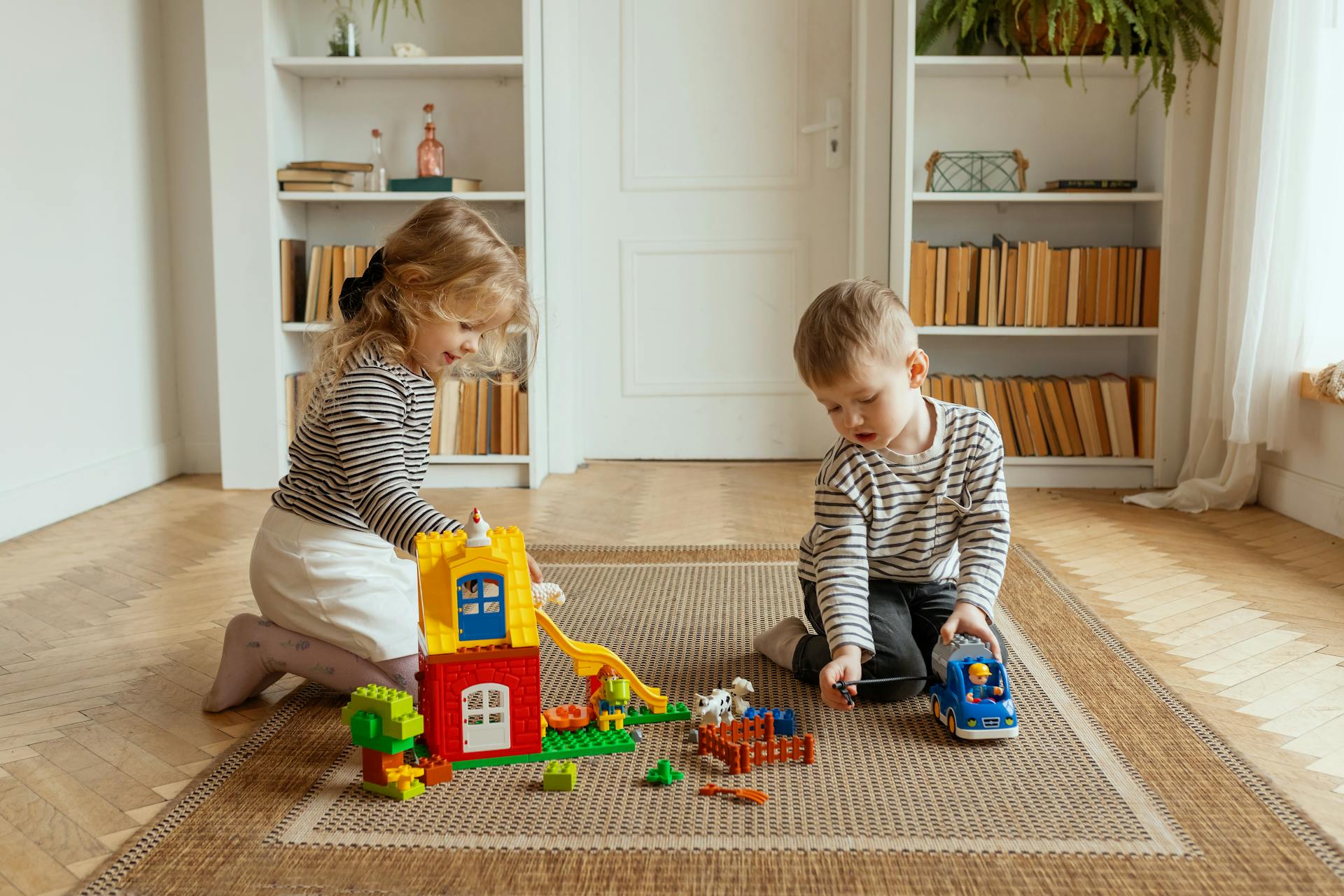 Des enfants jouent dans une pièce | Source : Pexels